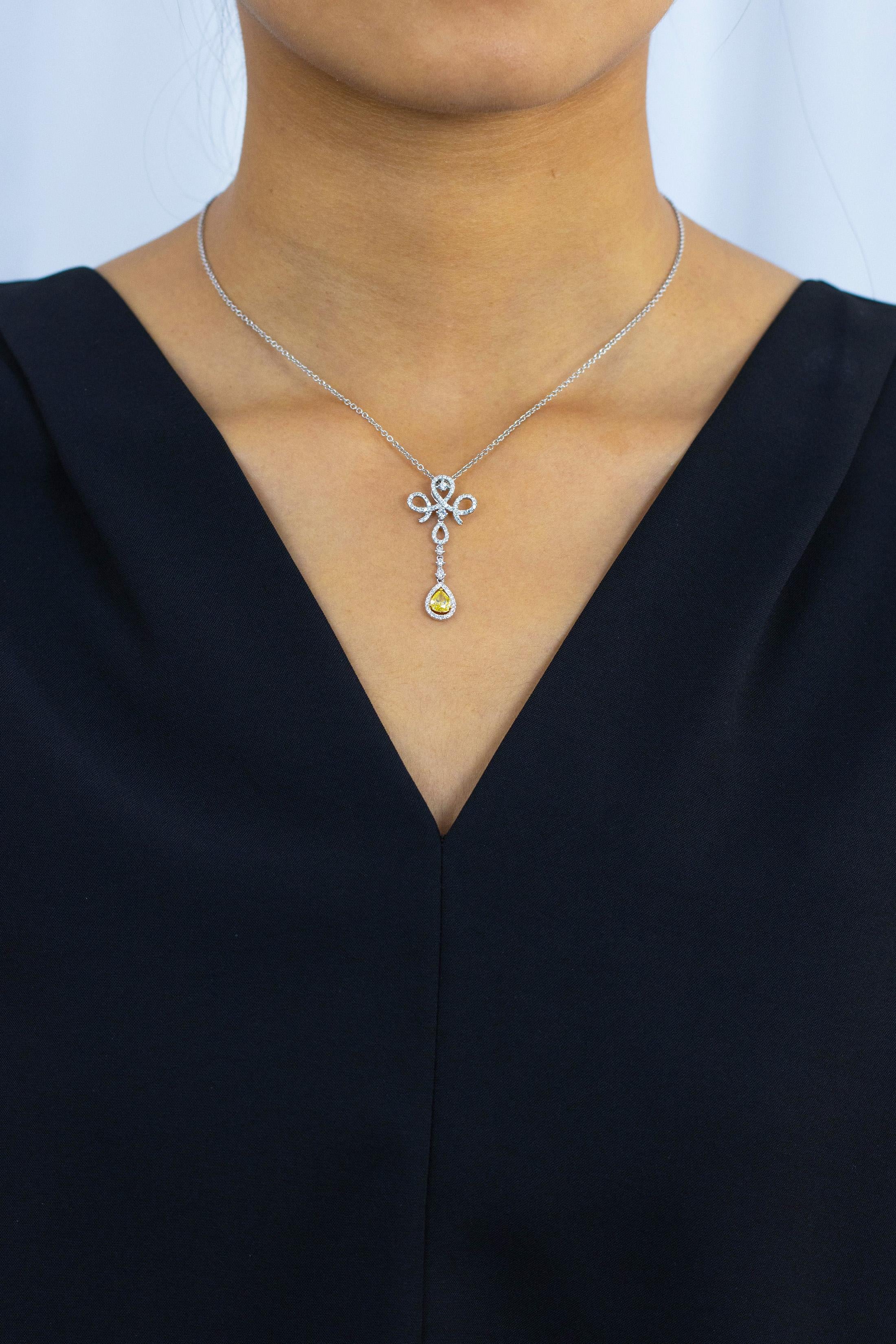 Moderne Roman Malakov, collier goutte en or blanc avec diamant jaune en forme de poire de 0,43 carat en vente