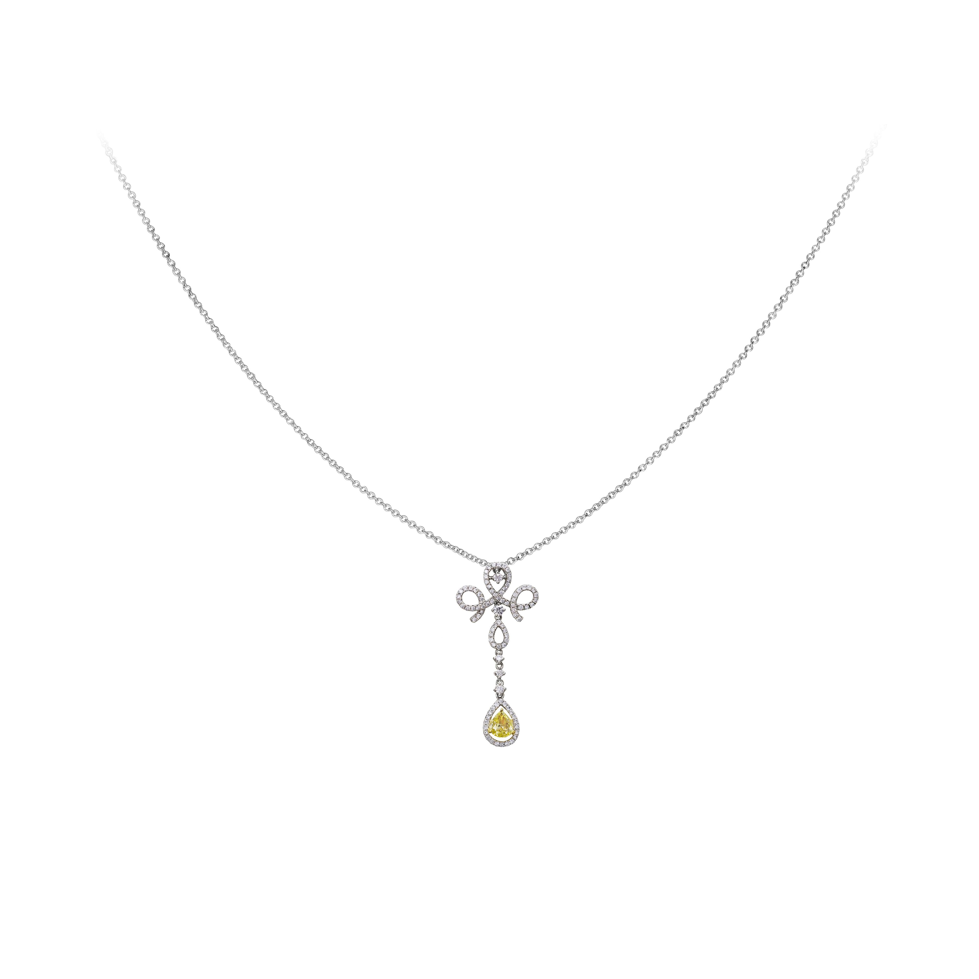Ravissant collier pendentif orné d'un diamant jaune de 0,43 carat en forme de poire, serti dans un motif ajouré. Accentué par des diamants ronds de taille brillant pesant 0,63 carat au total, sertis d'un motif en forme de tourbillon. Finement