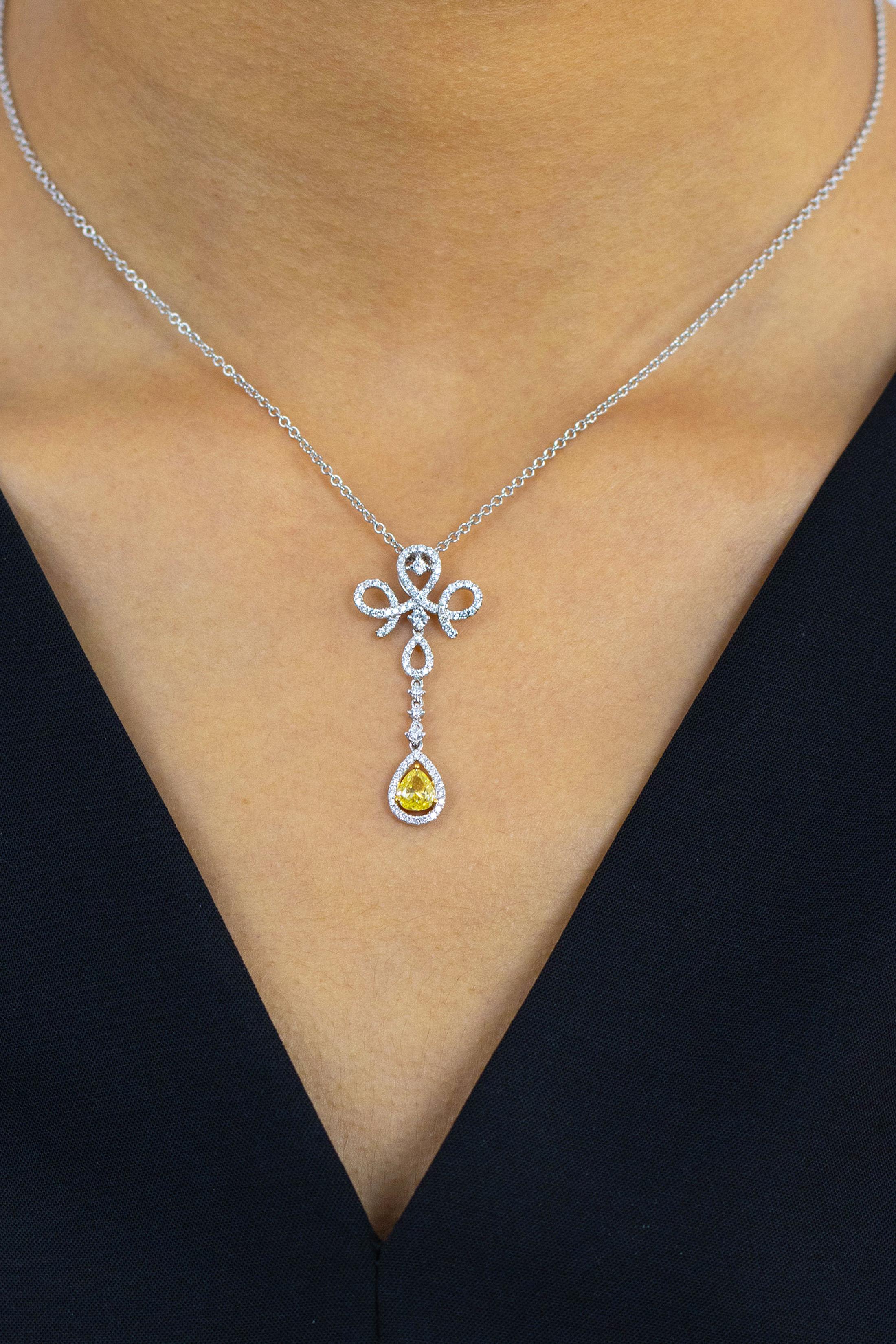0.43 Carats Pear Shape Fancy Yellow and White Diamond Gold Drop Necklace In New Condition For Sale In New York, NY