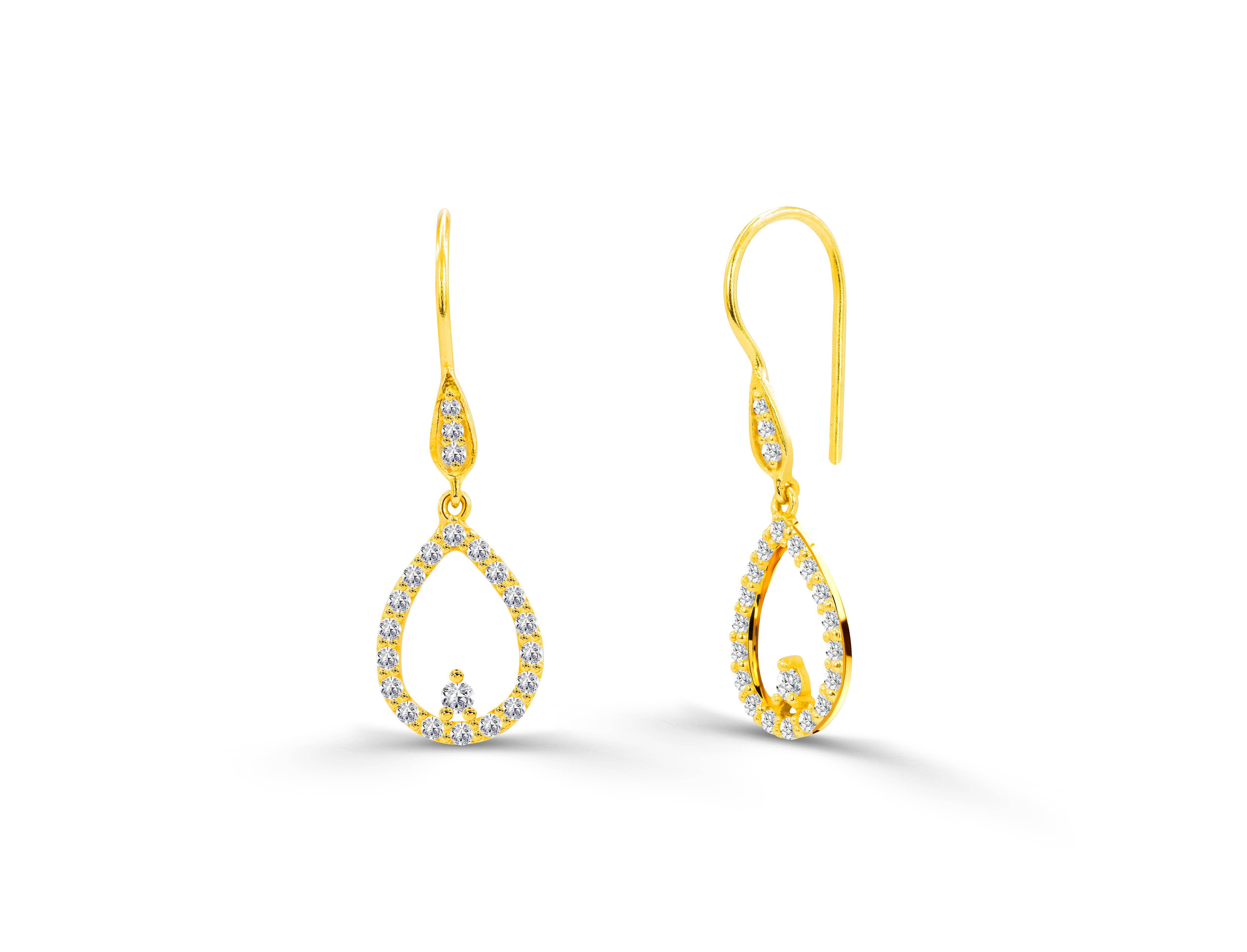 Modern 0.43ct Diamond Pear Shaped and Solitaire Diamond Dangle Earrings in 14k Gold For Sale