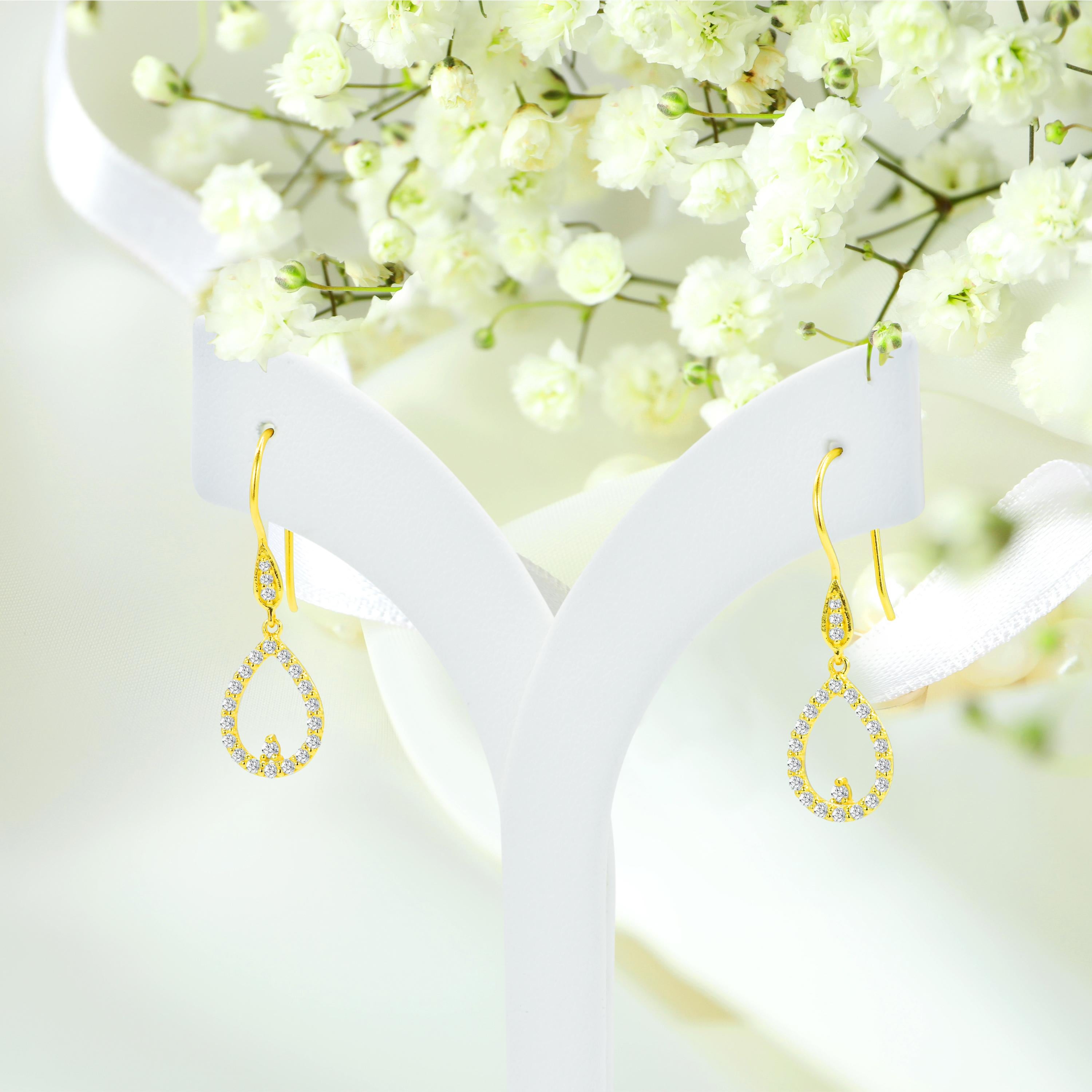 0.43ct Diamond Pear Shaped and Solitaire Diamond Dangle Earrings in 14k Gold In New Condition For Sale In Bangkok, TH