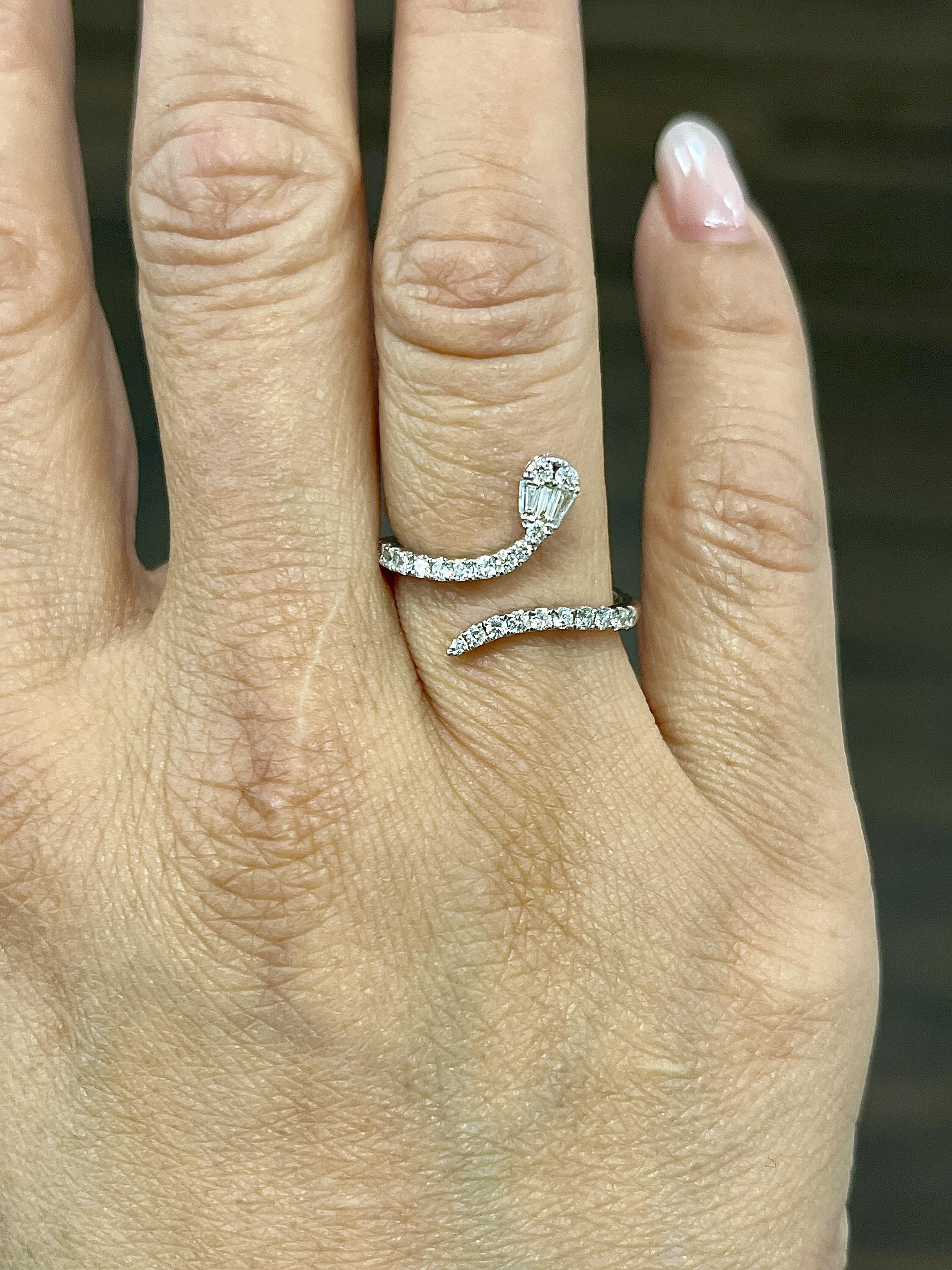Esplora questo squisito anello con diamante. L'anello presenta un diamante bianco a taglio misto da 0,43 carati con purezza VS2/SI1 e colore G/H. Realizzato in oro bianco 14 carati, questo pezzo moderno proviene dagli Stati Uniti ed è datato 2024.
