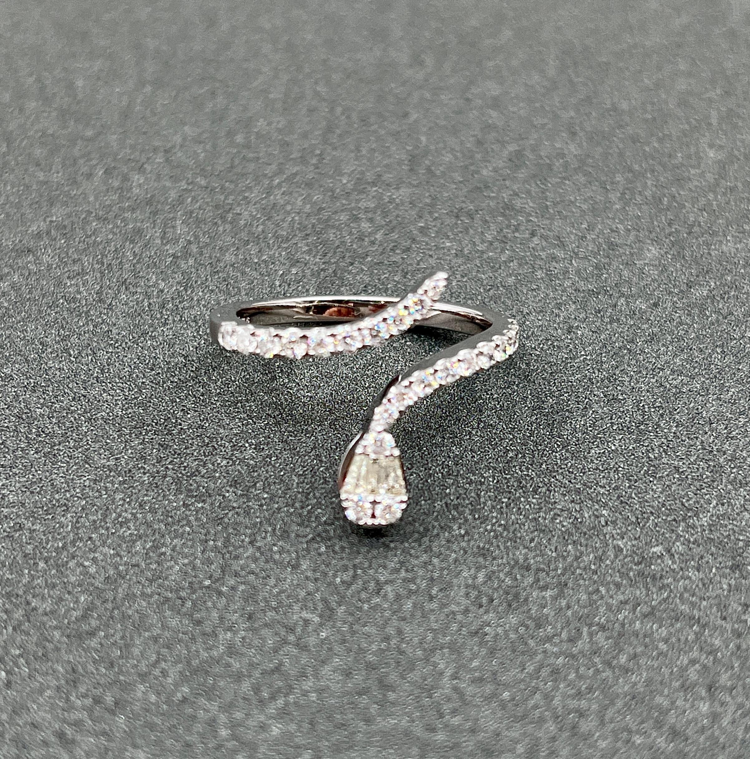 Moderno Anello serpente con diamante da 0,43 carati in vendita