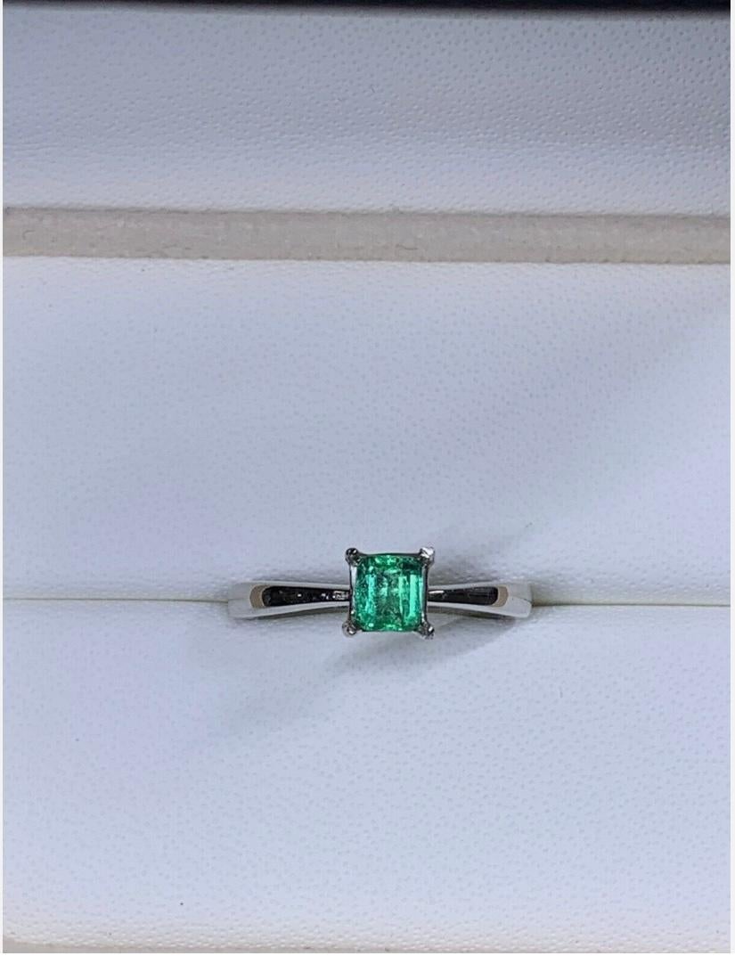 0.43ct Green Emerald Solitaire Engagement Ring In 18ct White Gold
Size M
This exquisite 0.43ct green emerald solitaire engagement ring in 18ct white gold is the perfect symbol of love. The stunning emerald stone is set in a classic solitaire style,
