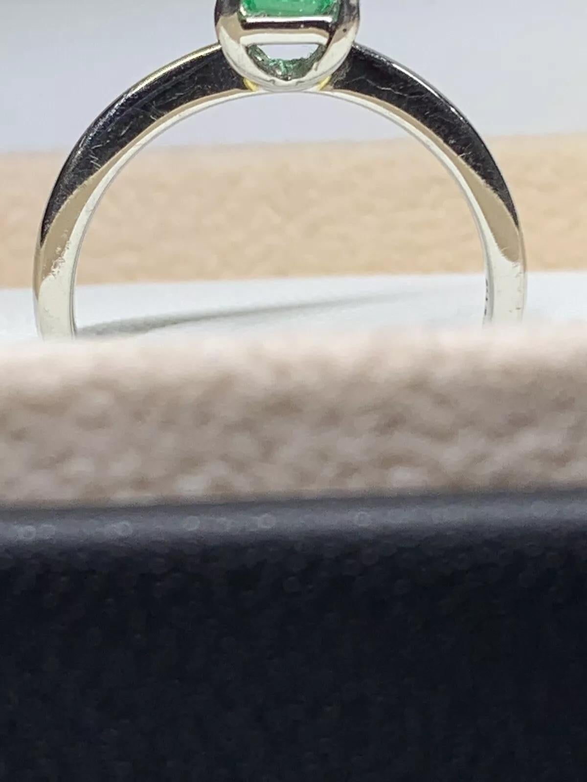 Anillo de compromiso solitario con esmeralda verde de 0,43 ct en oro blanco de 18 ct en Nuevo estado para la venta en London, GB
