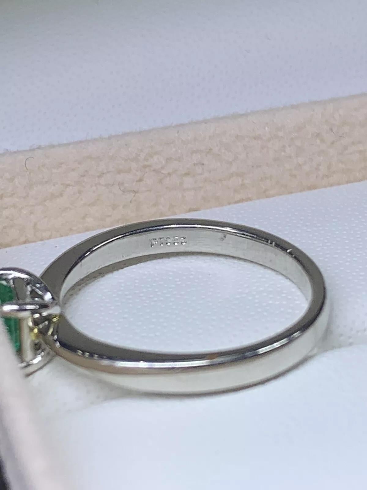 Femenino o masculino Anillo de compromiso solitario con esmeralda verde de 0,43 ct en oro blanco de 18 ct en venta