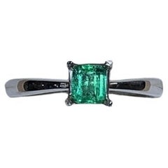 Anillo de compromiso solitario con esmeralda verde de 0,43 ct en oro blanco de 18 ct