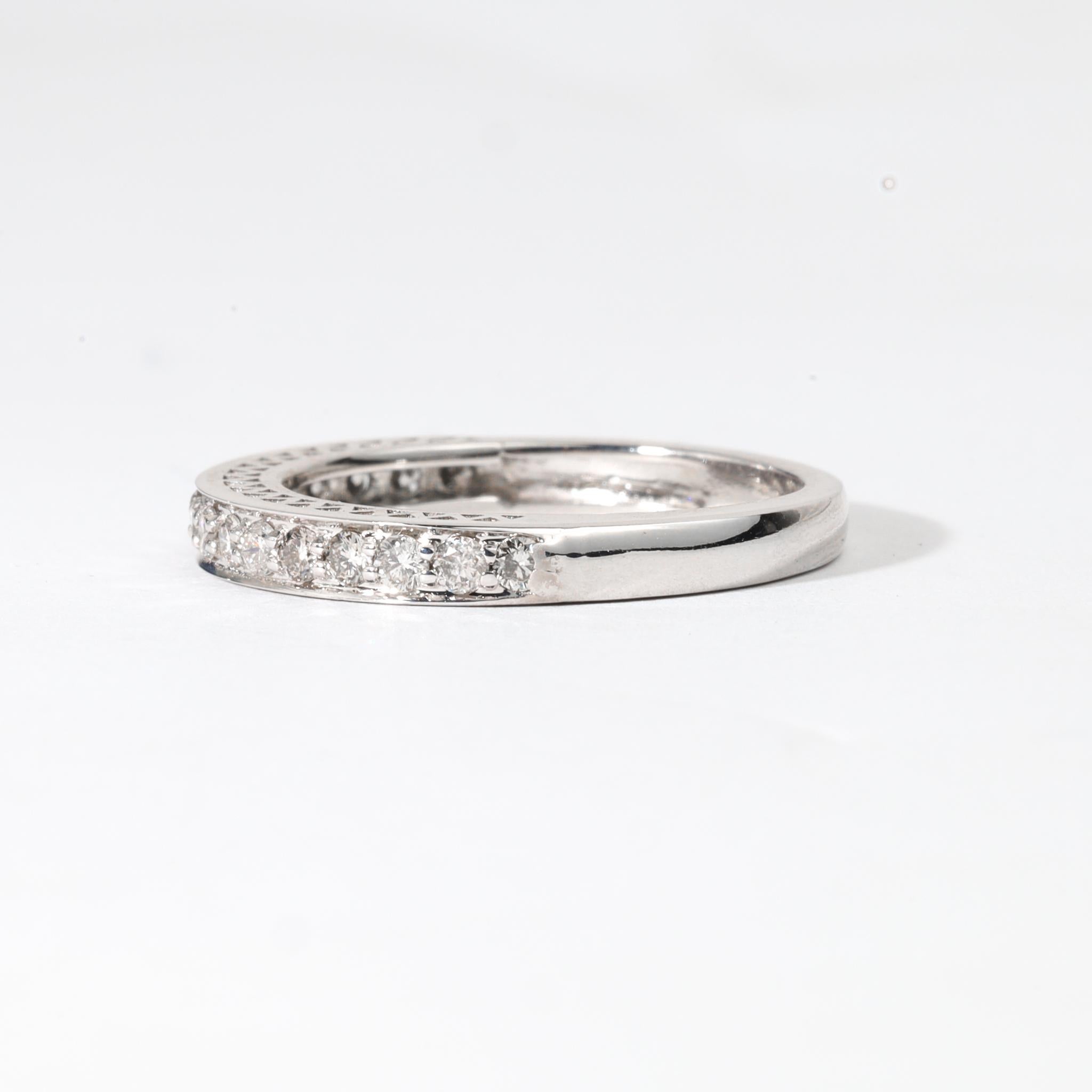 Wo zeitloses Design auf moderne Raffinesse trifft.

Feiern Sie die Schönheit der ewigen Liebe mit diesem raffinierten Ehering mit einem natürlichen Diamanten im Rundschliff von 0,43 Karat, der zart in glänzendes 18-Karat-Weißgold gefasst ist. Dieses