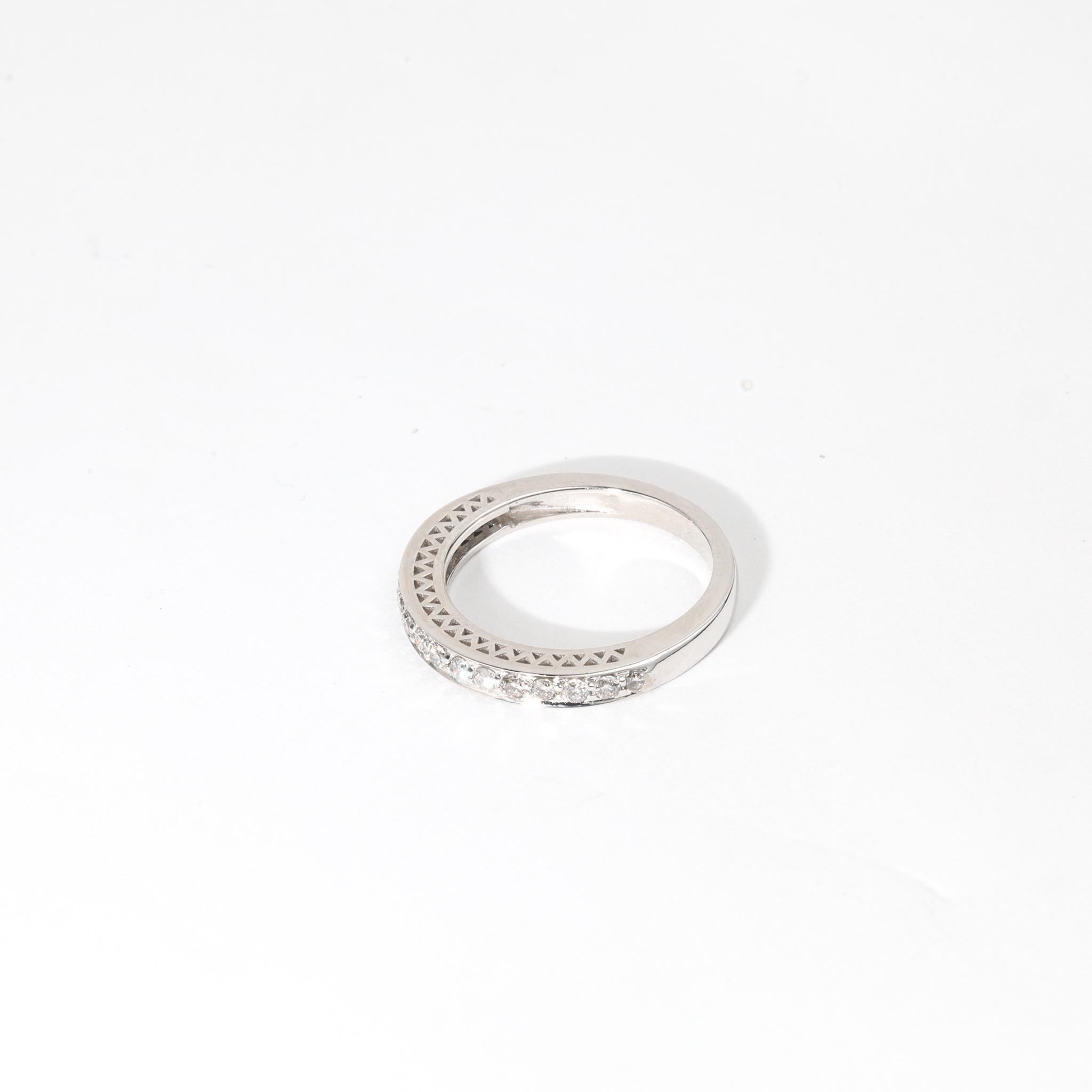 0,43ct Rundschliff-Diamant-Trauring aus 18K Weißgold - Minimalismus für jeden Tag (Art déco) im Angebot