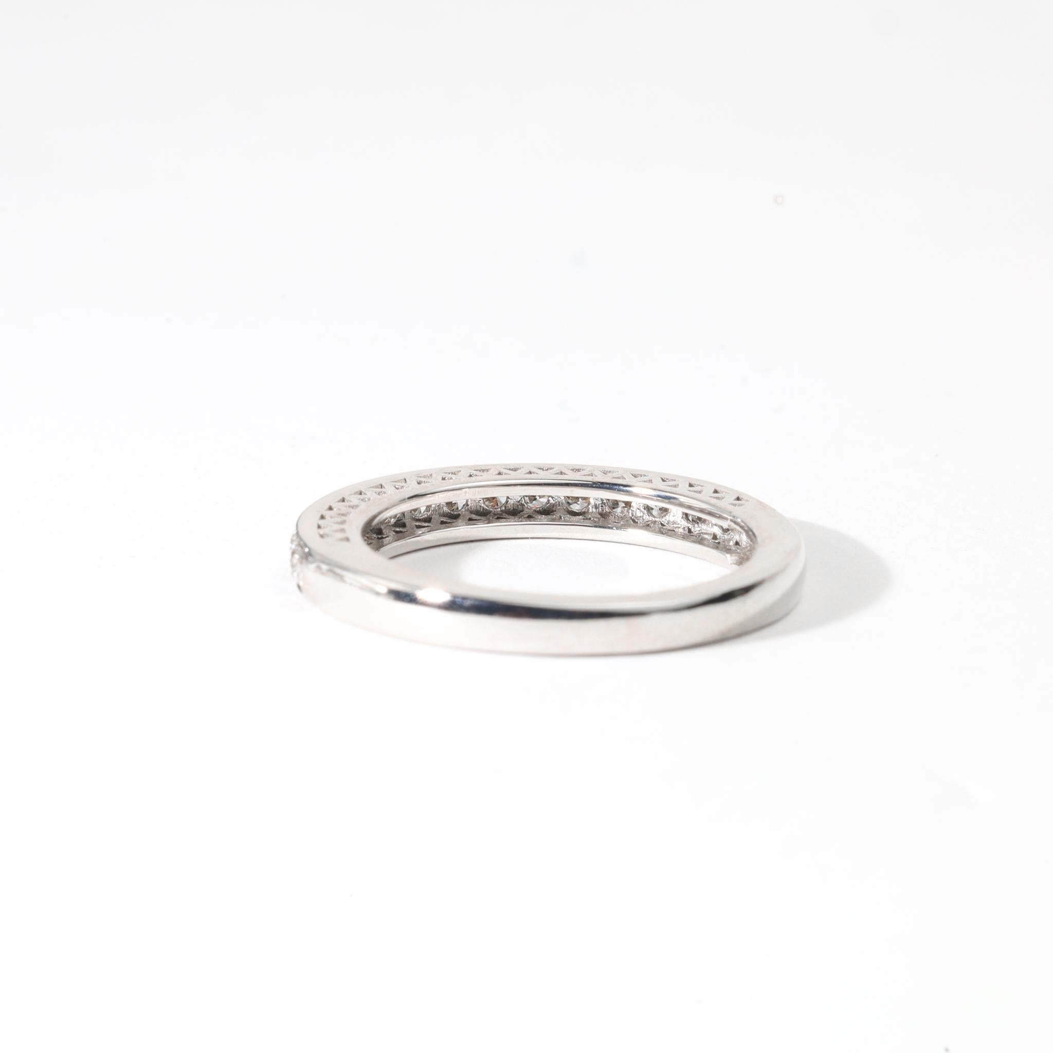 0,43ct Rundschliff-Diamant-Trauring aus 18K Weißgold - Minimalismus für jeden Tag im Zustand „Neu“ im Angebot in Jaipur, RJ