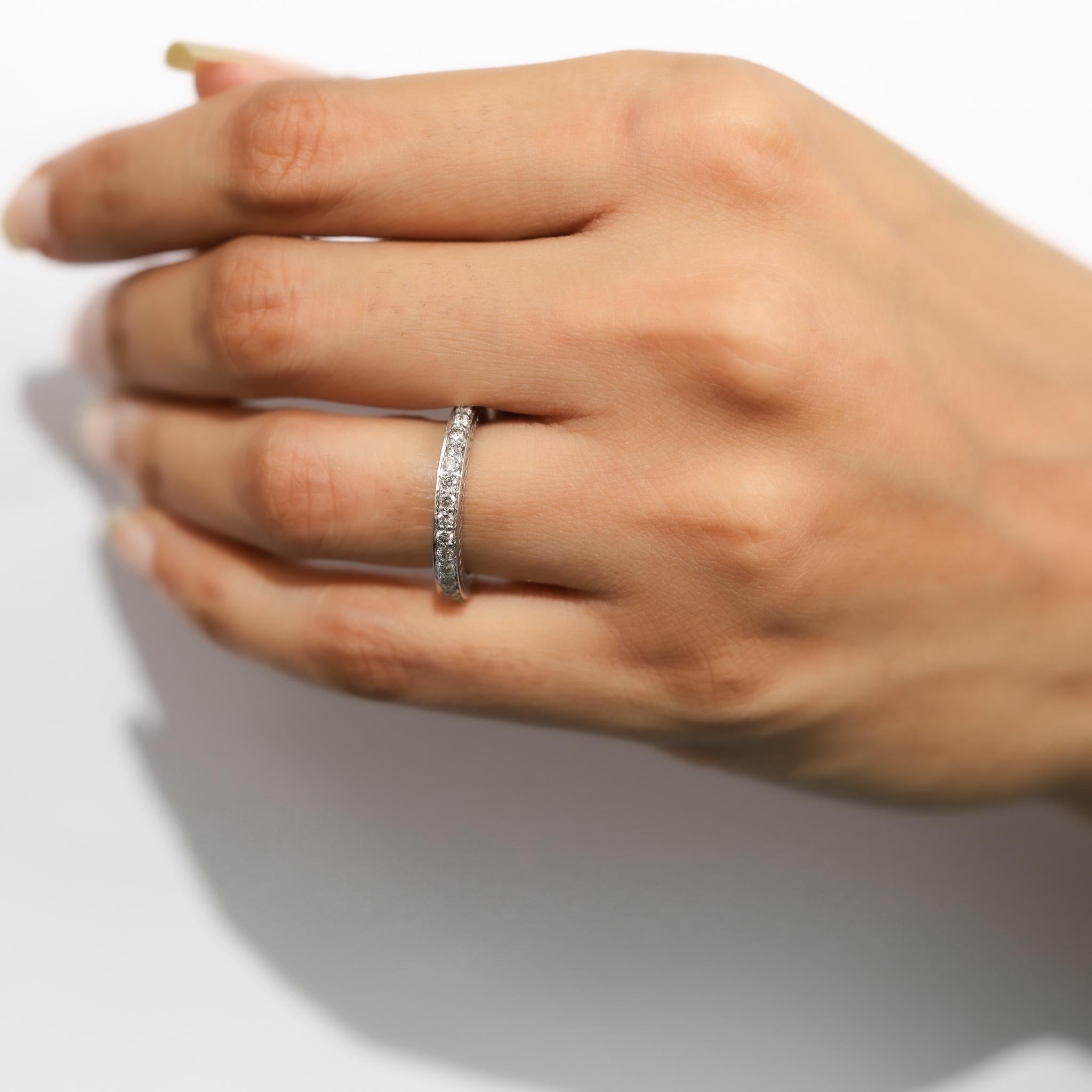 0,43ct Rundschliff-Diamant-Trauring aus 18K Weißgold - Minimalismus für jeden Tag Damen im Angebot