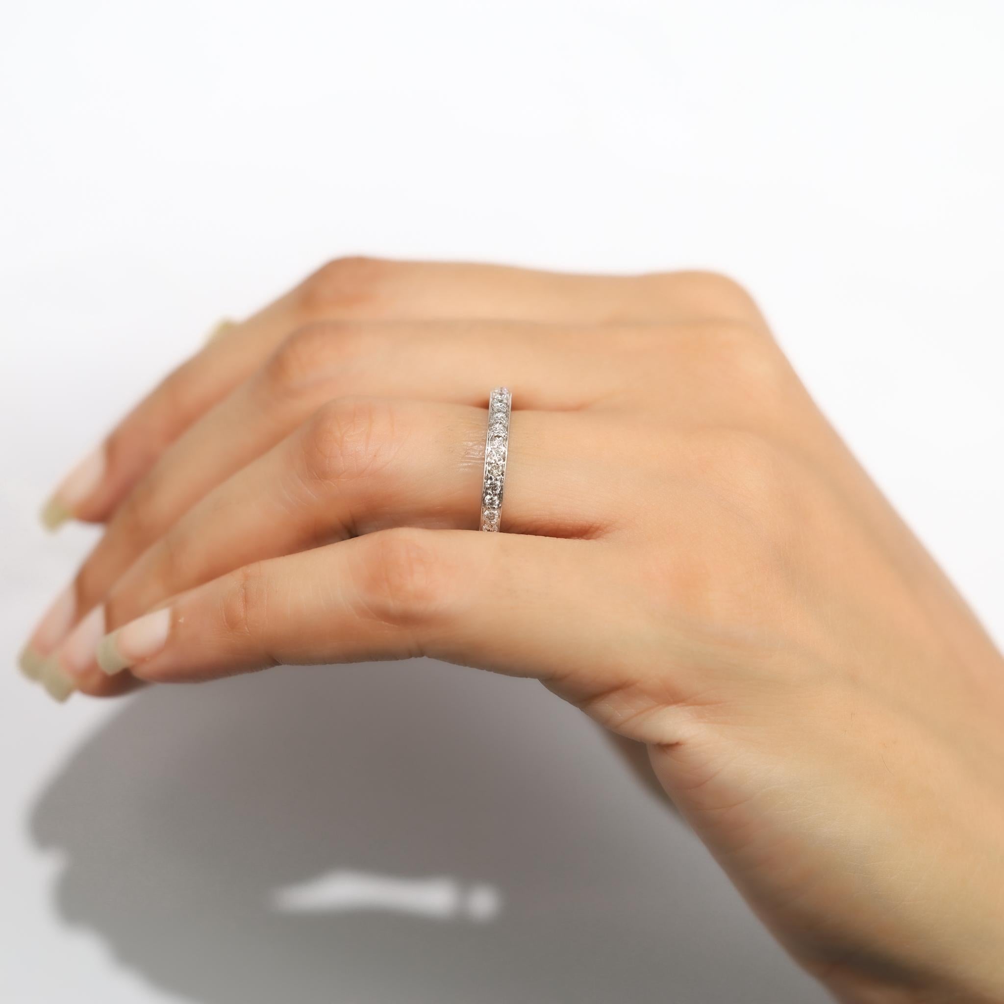 0,43ct Rundschliff-Diamant-Trauring aus 18K Weißgold - Minimalismus für jeden Tag im Angebot 1