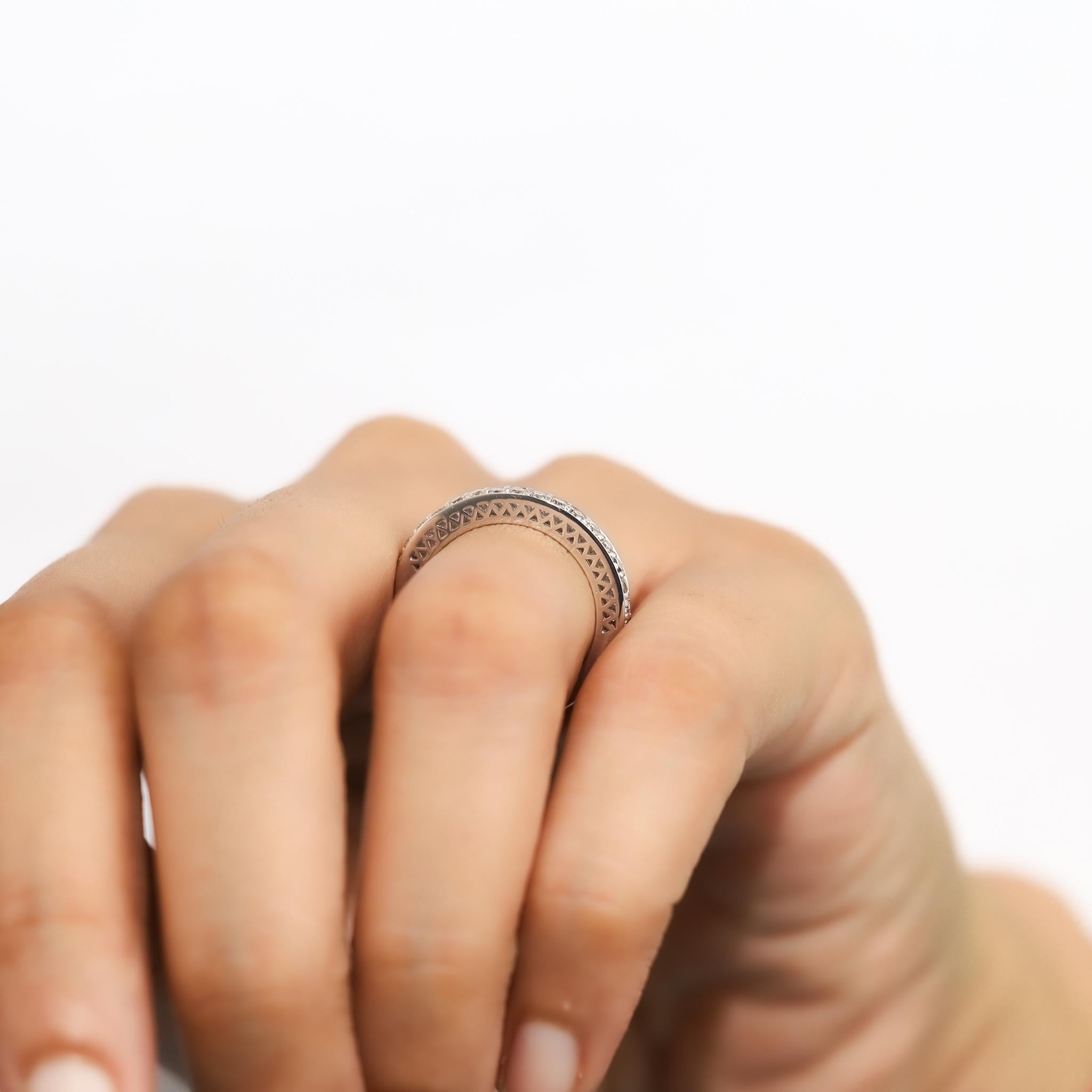 0,43ct Rundschliff-Diamant-Trauring aus 18K Weißgold - Minimalismus für jeden Tag im Angebot 2