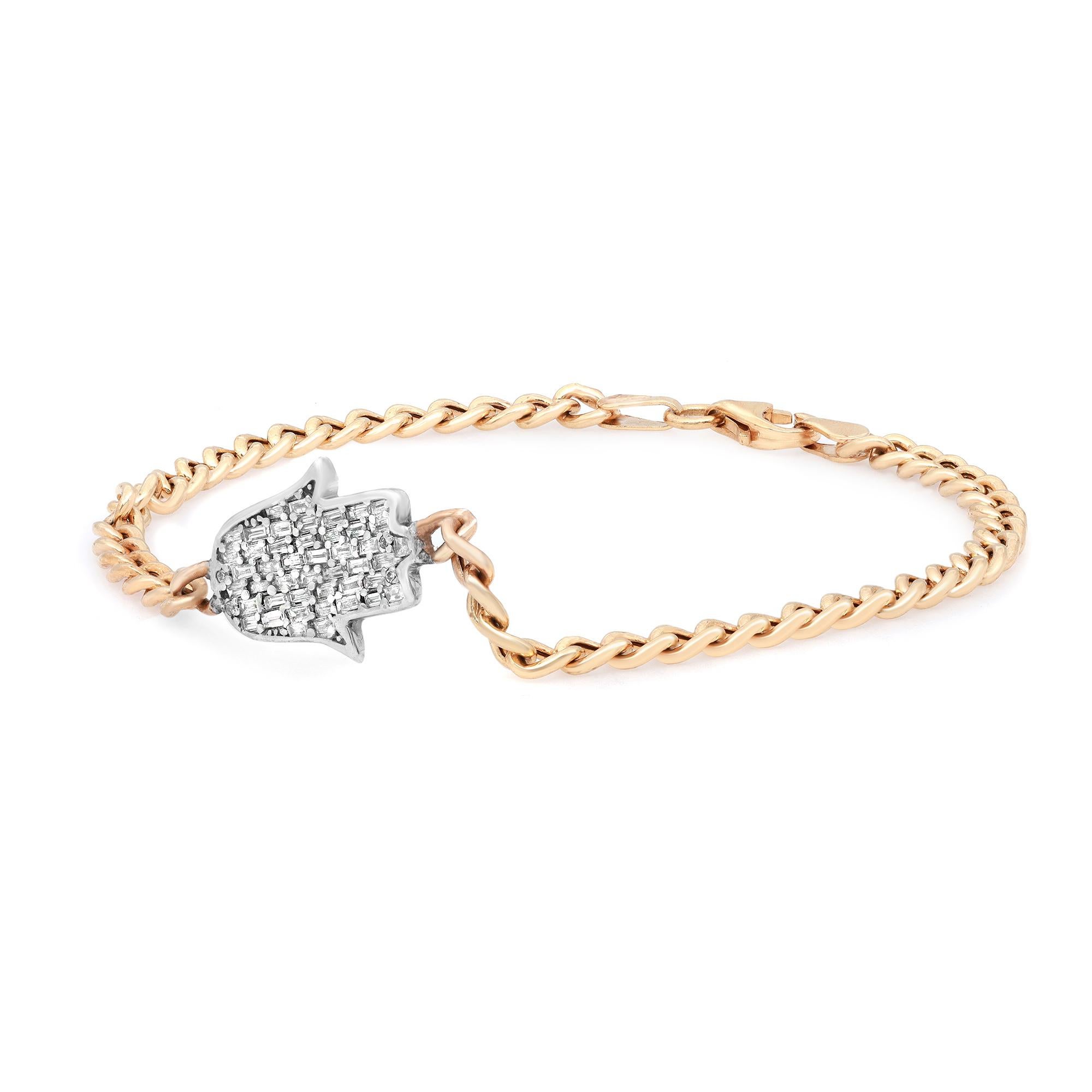 Ce majestueux bracelet Hamsa est parfait pour un look empilable de tous les jours. Il est orné de diamants baguettes sertis au centre d'une breloque hamsa en or blanc 14 carats et d'une chaîne à maillons cubains en or jaune 14 carats. Diamant de