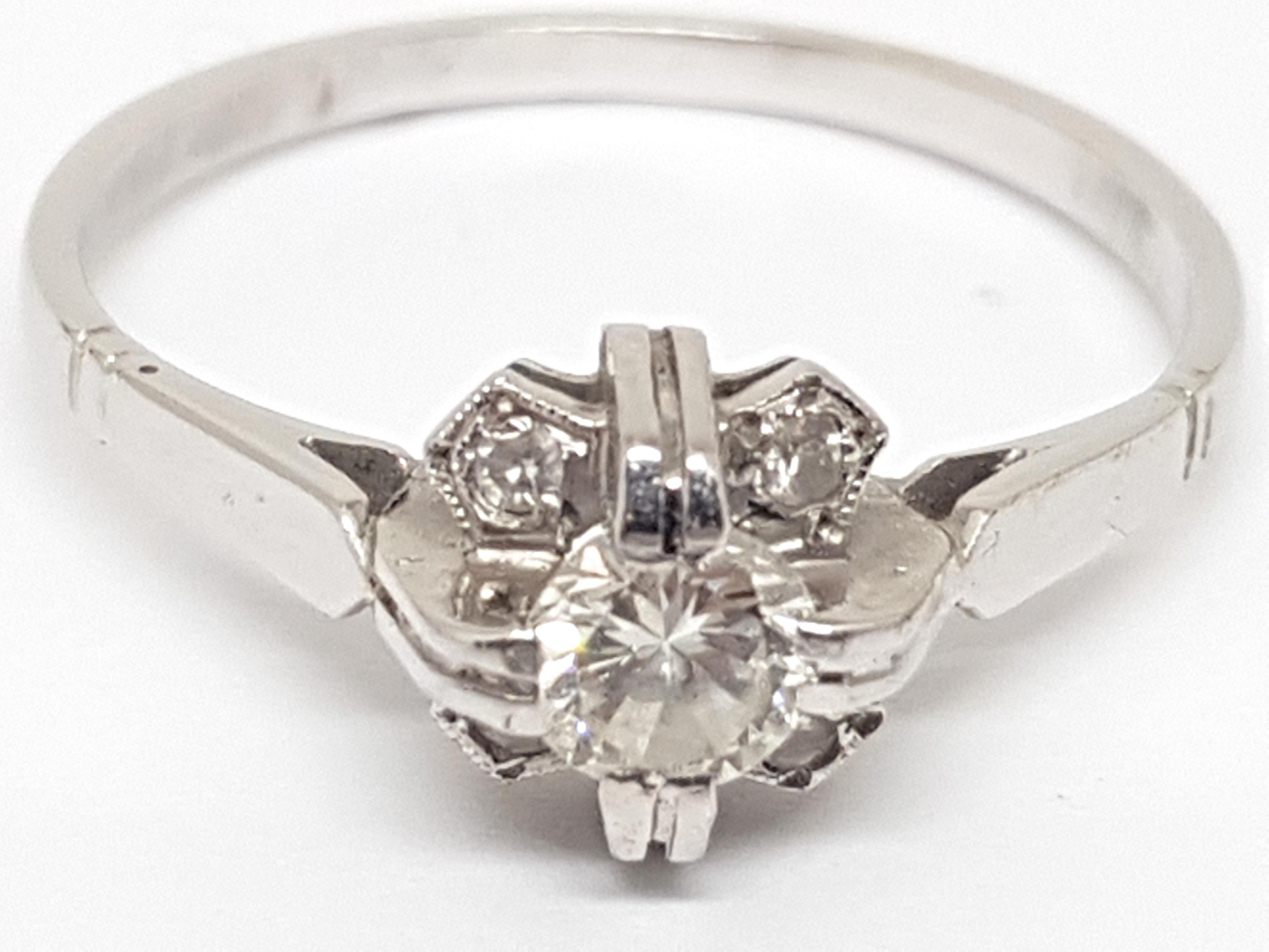 0.44 Carat Antique White Gold Diamond Engagement Ring In Excellent Condition For Sale In Antwerp, BE