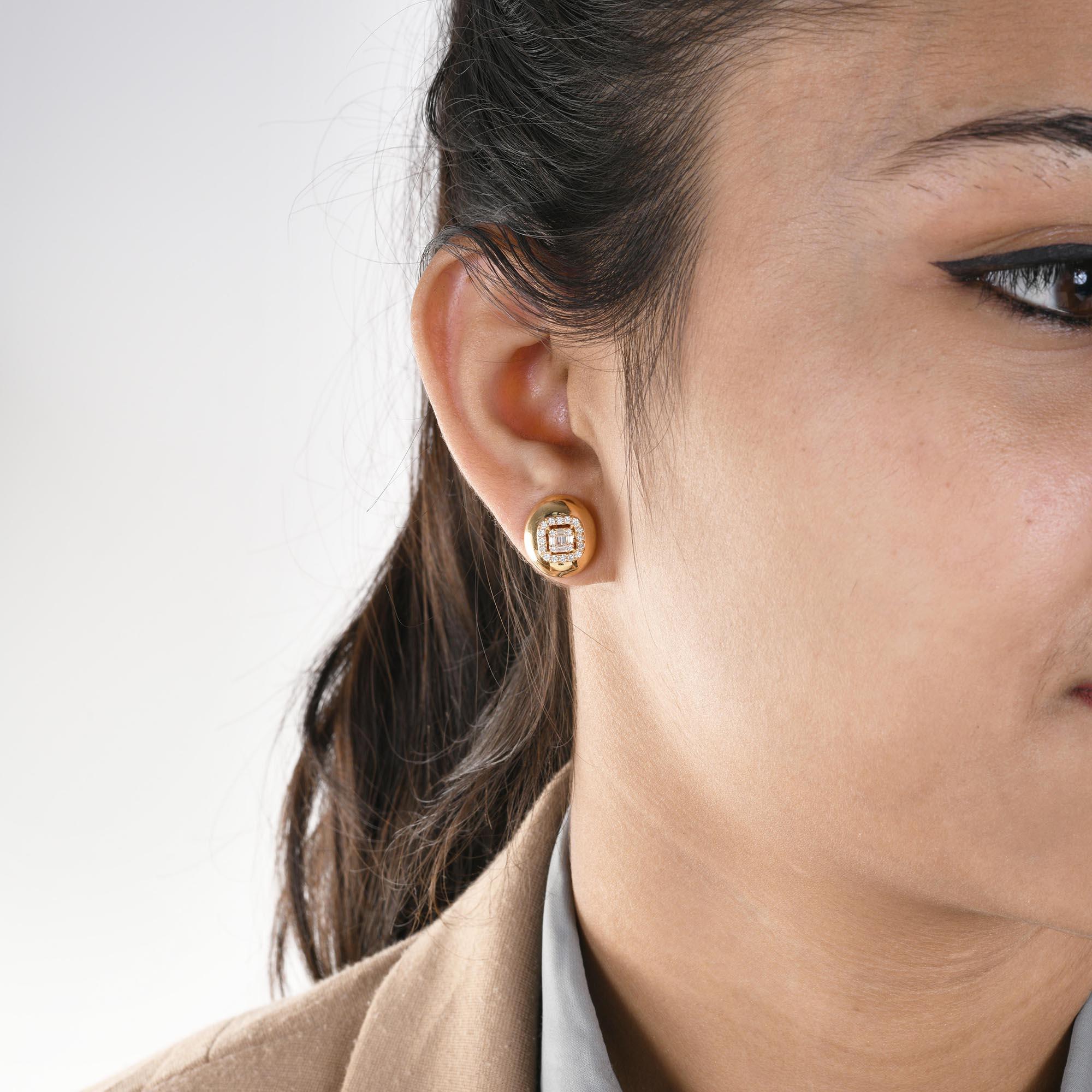 Clous d'oreilles ovales en or jaune 18 carats avec diamants baguettes de 0,44 carat Neuf - En vente à Diera, Dubai