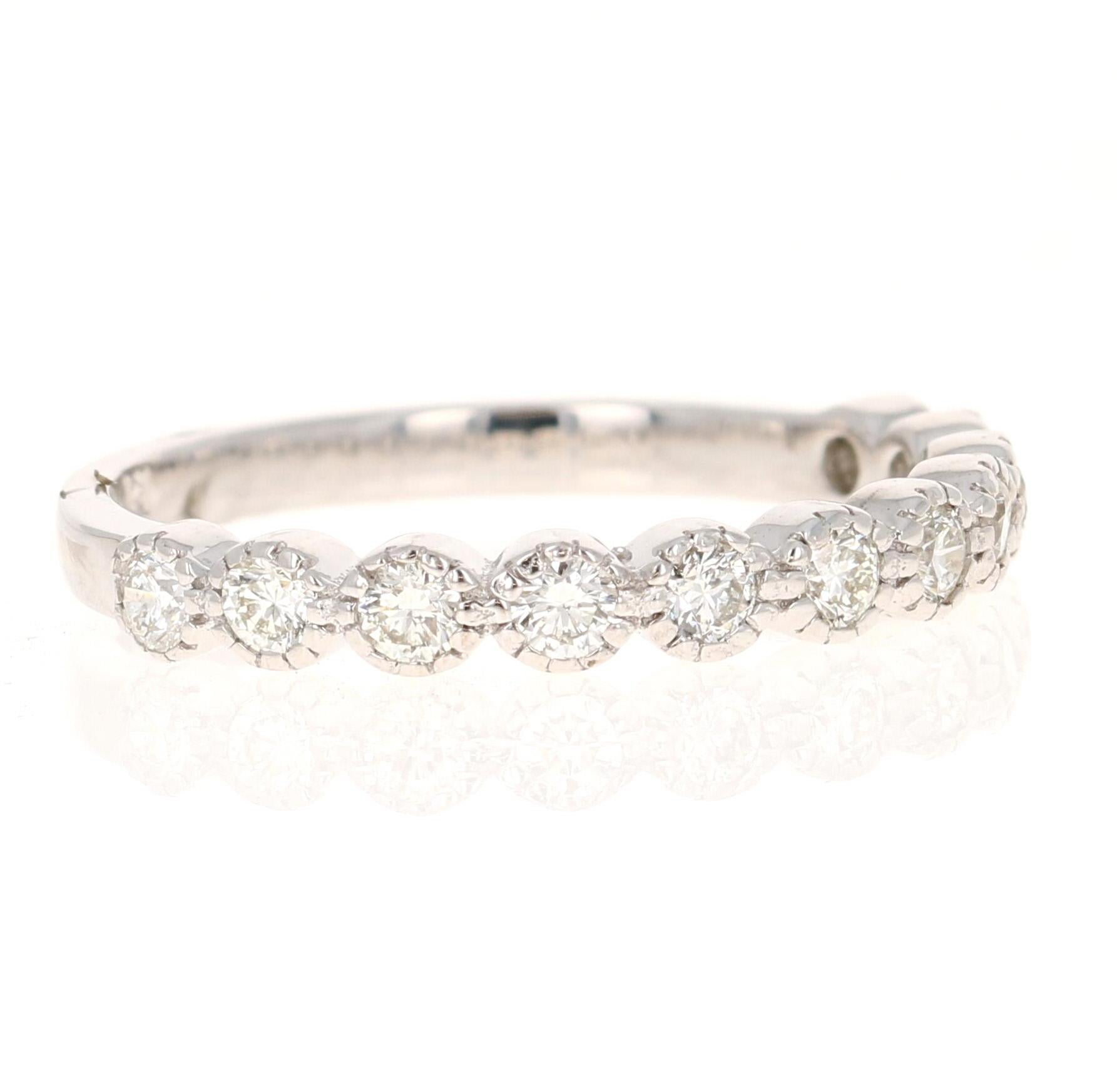 Questo anello ha diamanti naturali a taglio rotondo che pesano 0,44 carati e hanno una purezza e un colore di VS-H. La fascia è splendidamente incastonata in oro bianco 14 carati ed è realizzata con un castone che mantiene le pietre al