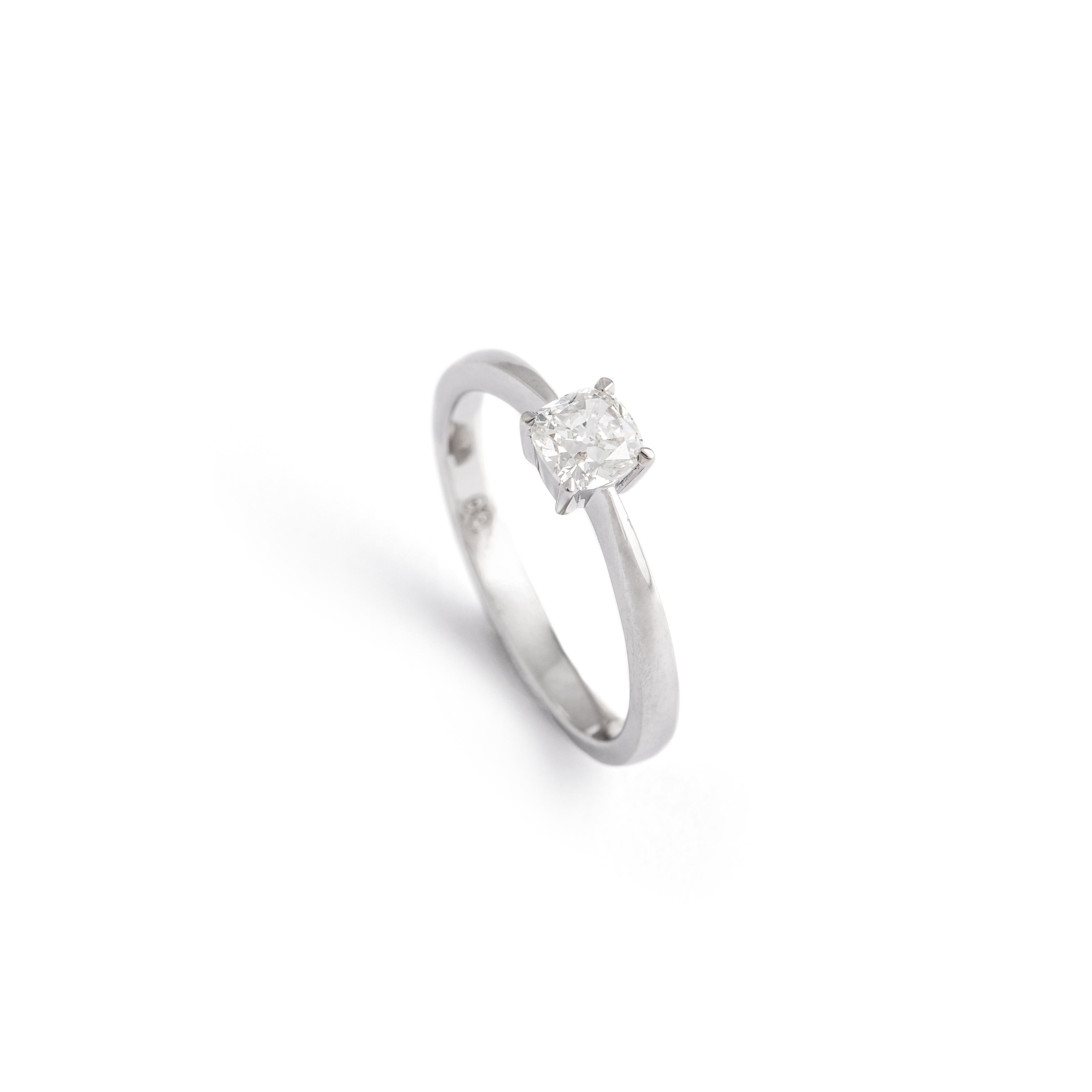 Solitario, diamante natural H-K/SI, 0,44 quilates montado en oro blanco.
Peso: 2,87 gramos.
Tamaño: 53