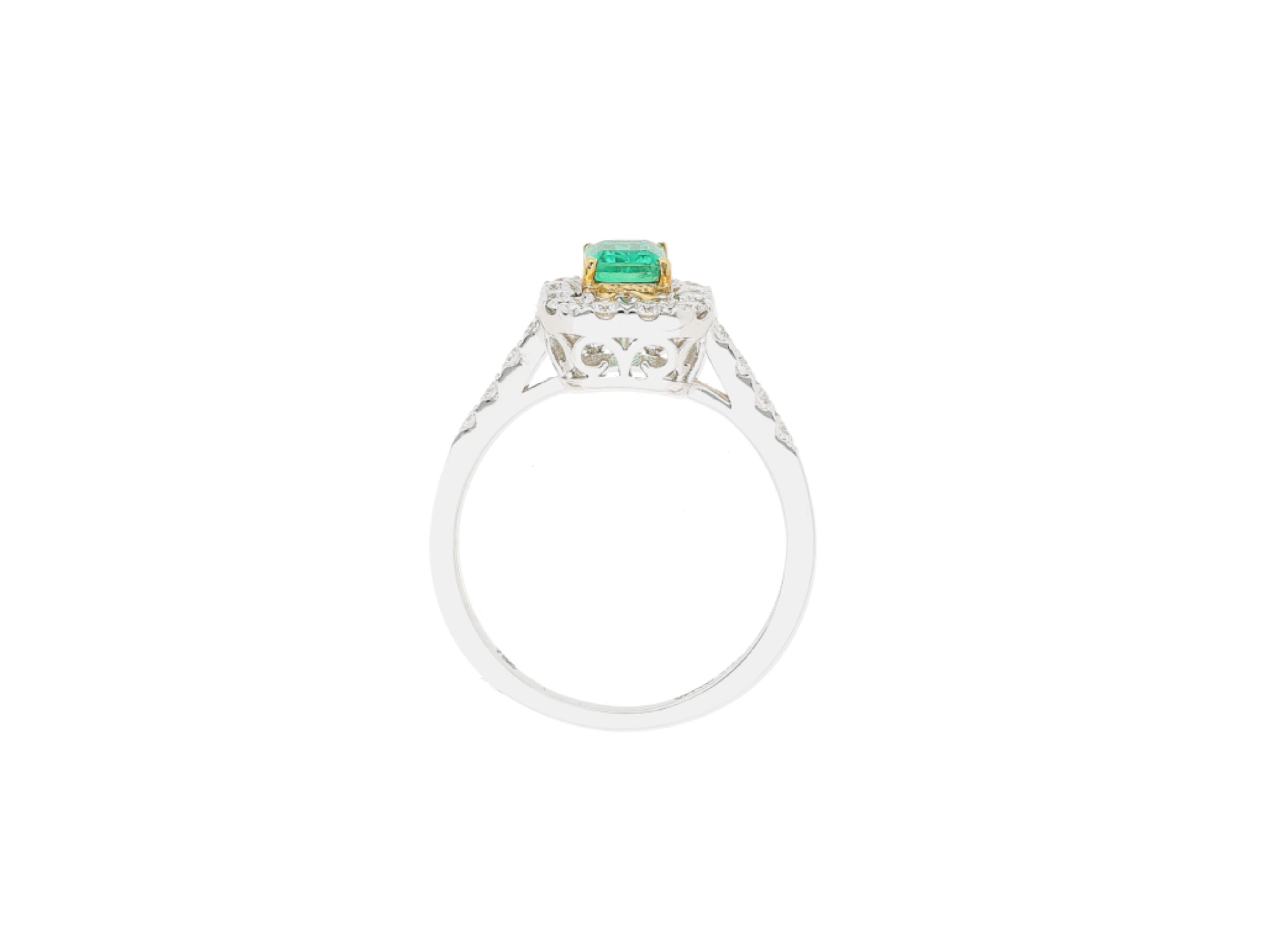 0,44 Karat Smaragdschliff natürlicher Smaragdring mit Diamant-Halo im Smaragdschliff in 18 Karat Weißgold (Art déco) im Angebot