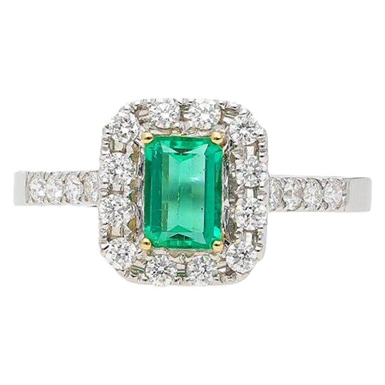 Bague émeraude naturelle taille émeraude 0,44 carat avec halo de diamants en or blanc 18 carats