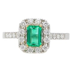 0,44 Karat Smaragdschliff natürlicher Smaragdring mit Diamant-Halo im Smaragdschliff in 18 Karat Weißgold
