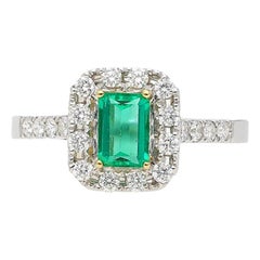 Bague en or blanc 18 carats avec halo de diamants et émeraudes naturelles taille émeraude de 0,44 carat