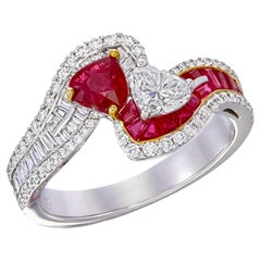 Anillo de rubí talla corazón de 0,44 quilates con diamantes en oro blanco de 18 quilates