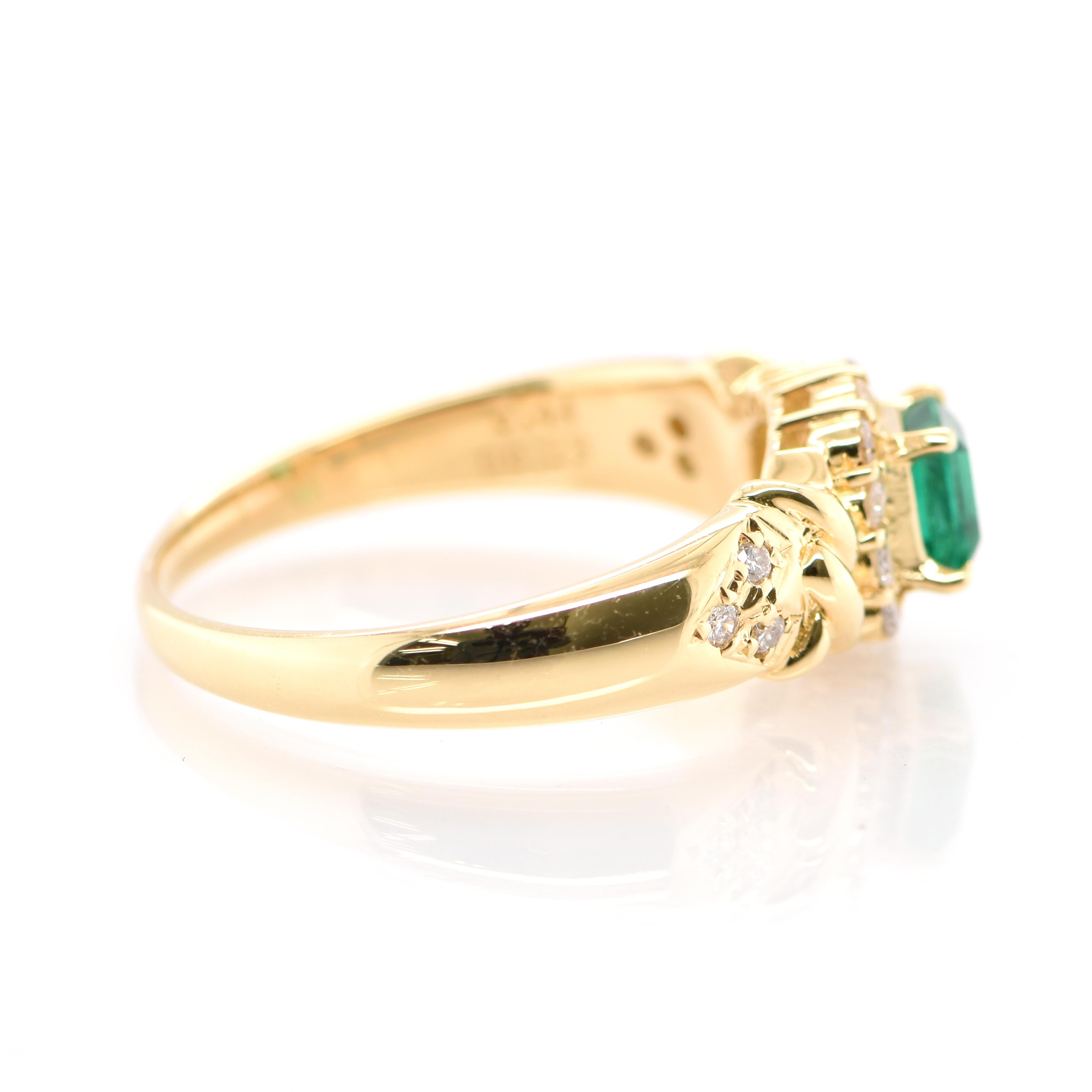 0.44 Carat Natural Emerald and Diamond Ring Set in 18 Karat Yellow Gold In New Condition In Tokyo, JP