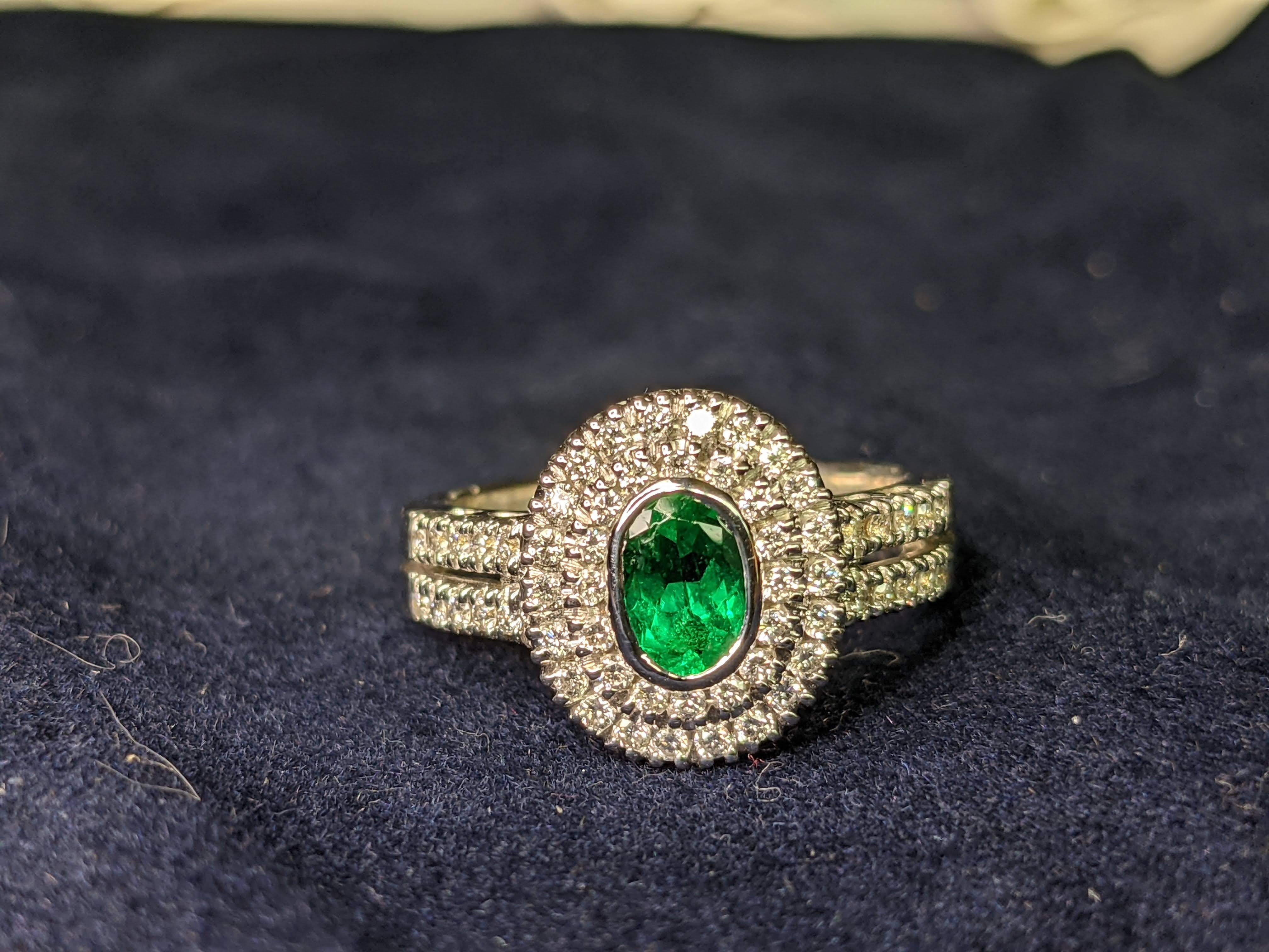 0.44 Carat Natural Oval Emerald 0.48 Carat White Diamonds 18 Karat Gold Ring For Sale 4