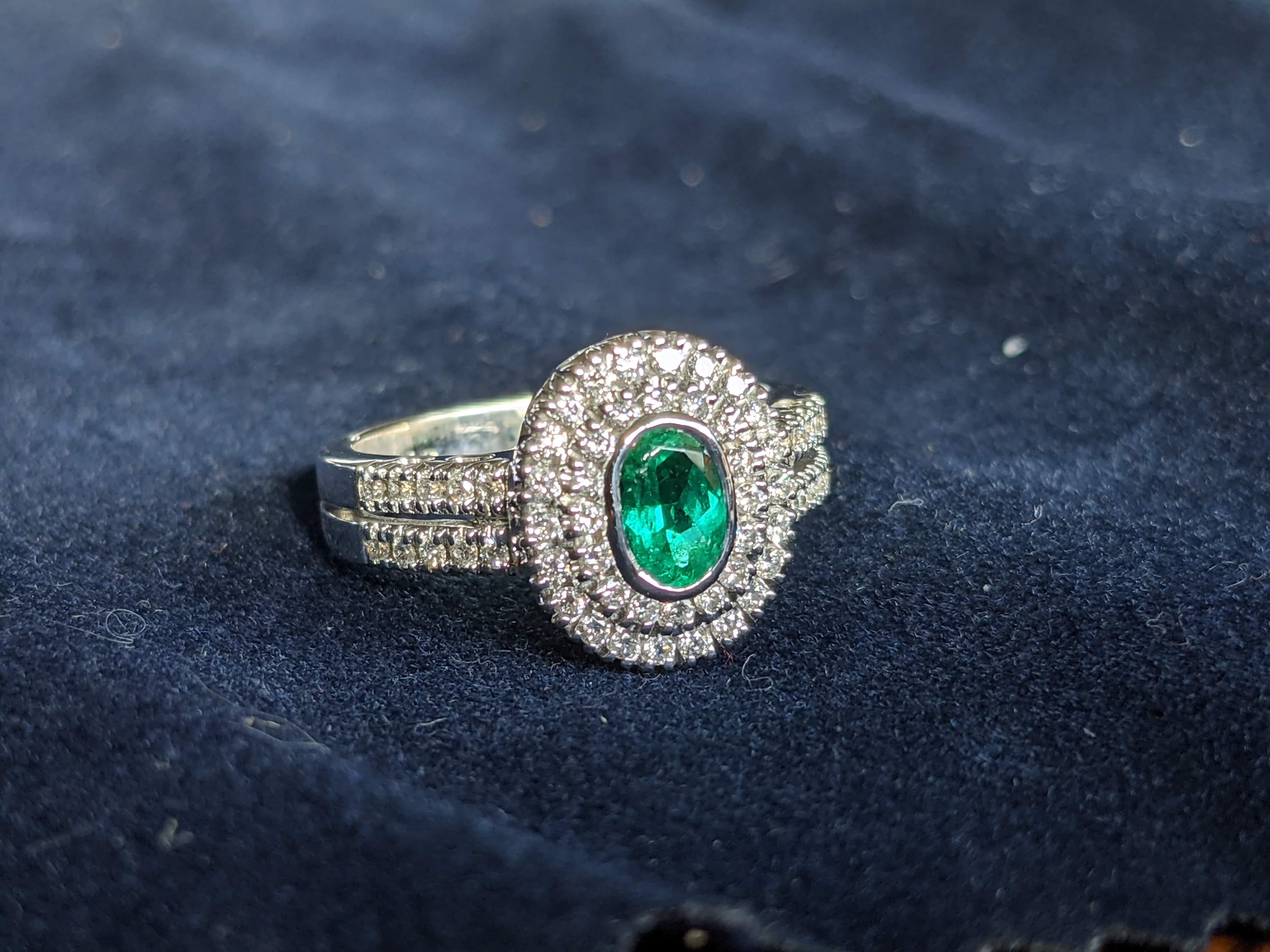 Art Deco 0.44 Carat Natural Oval Emerald 0.48 Carat White Diamonds 18 Karat Gold Ring For Sale