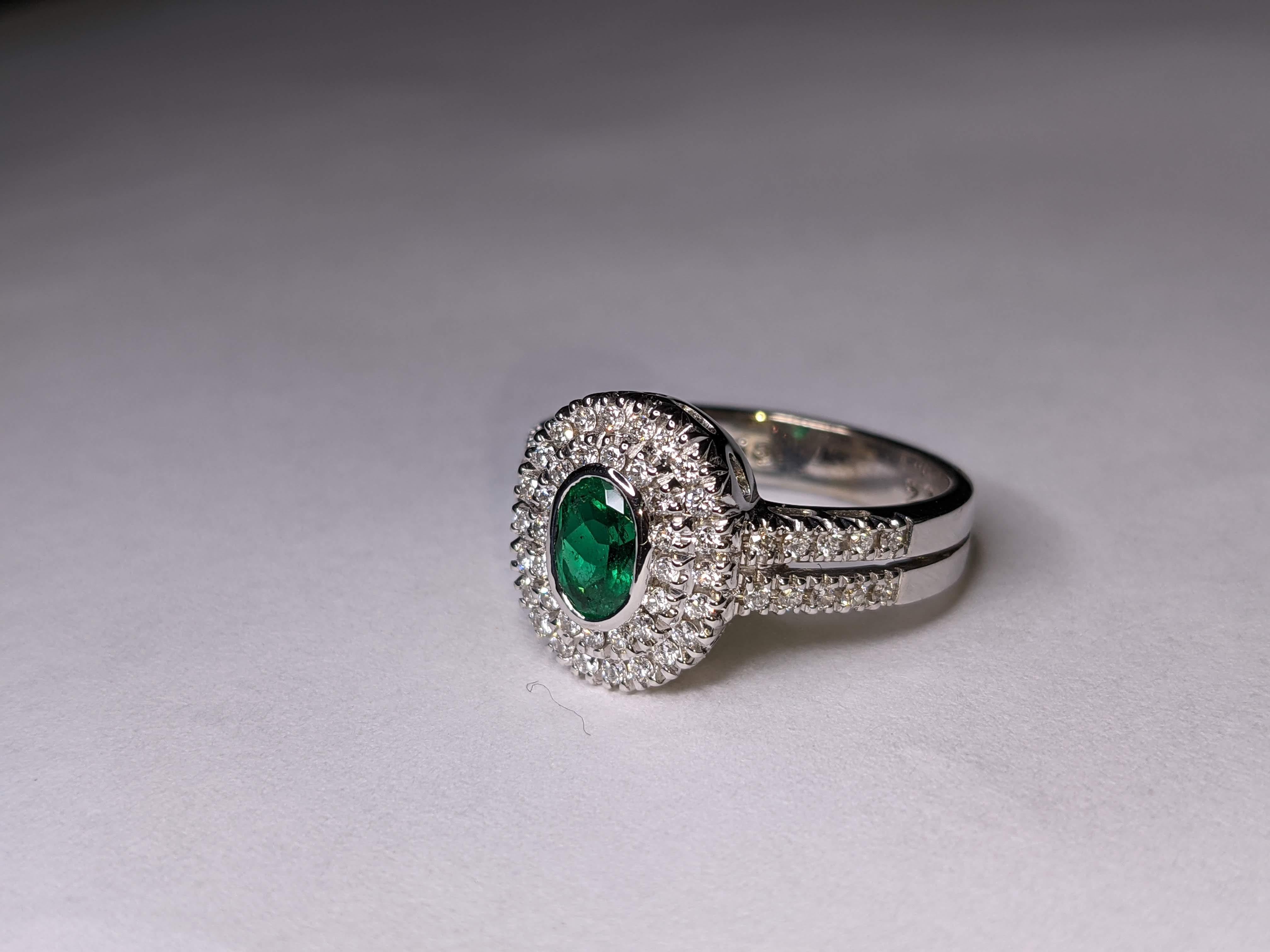 0,44 Karat natürlicher ovaler Smaragd 0,48 Karat weiße Diamanten 18 Karat Gold Ring im Zustand „Neu“ im Angebot in New York, NY