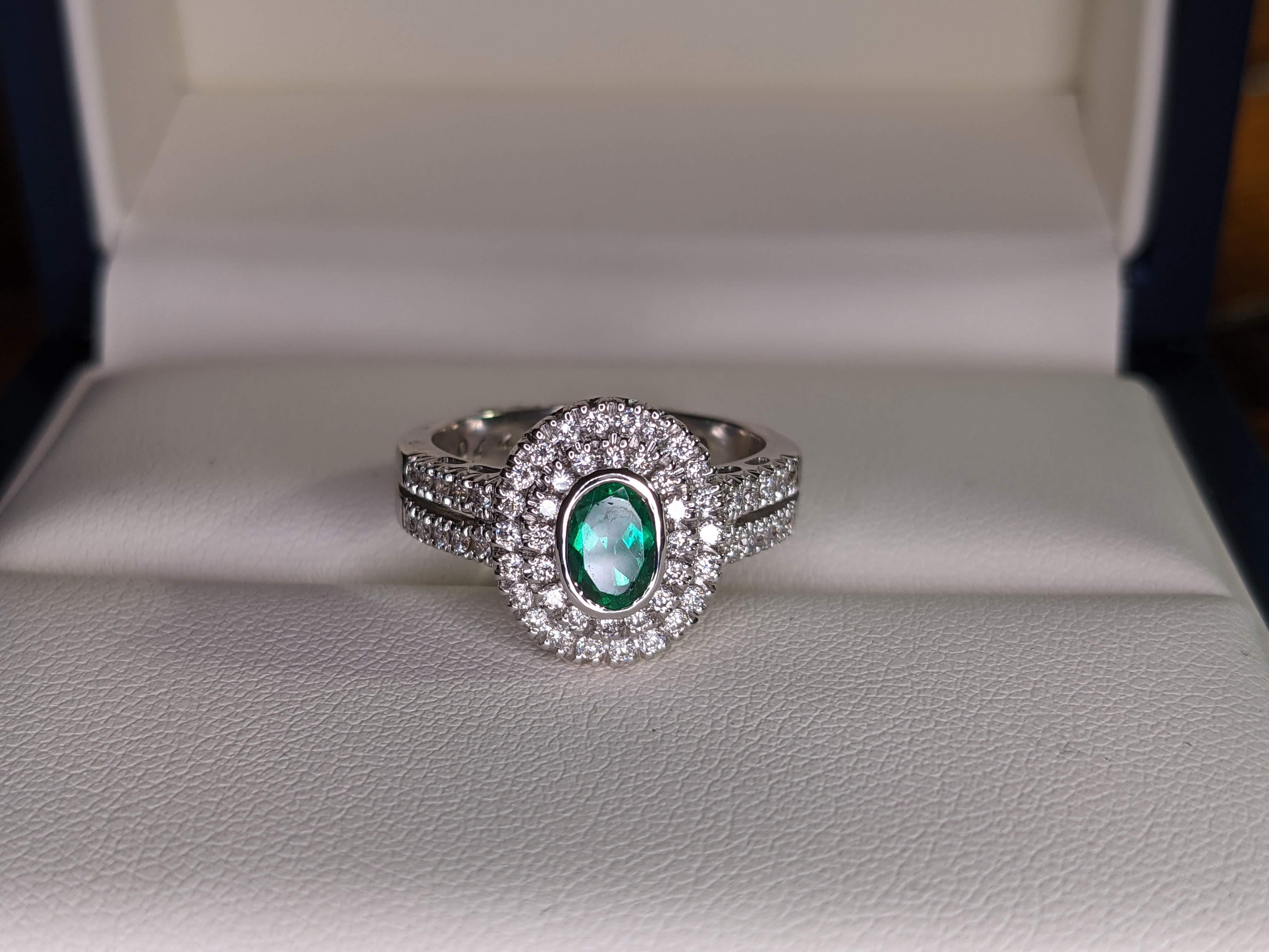 Women's 0.44 Carat Natural Oval Emerald 0.48 Carat White Diamonds 18 Karat Gold Ring For Sale