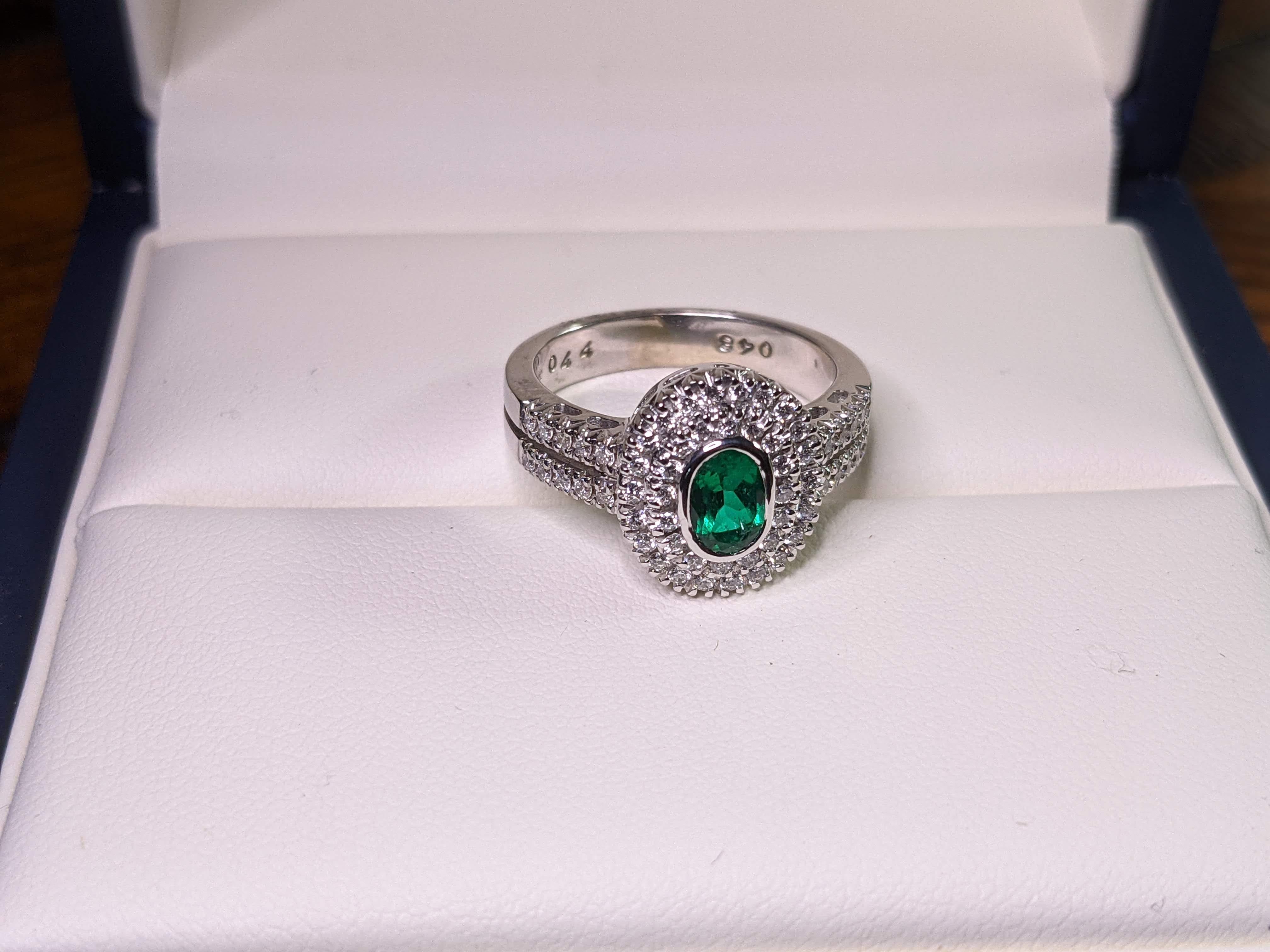 0.44 Carat Natural Oval Emerald 0.48 Carat White Diamonds 18 Karat Gold Ring For Sale 1