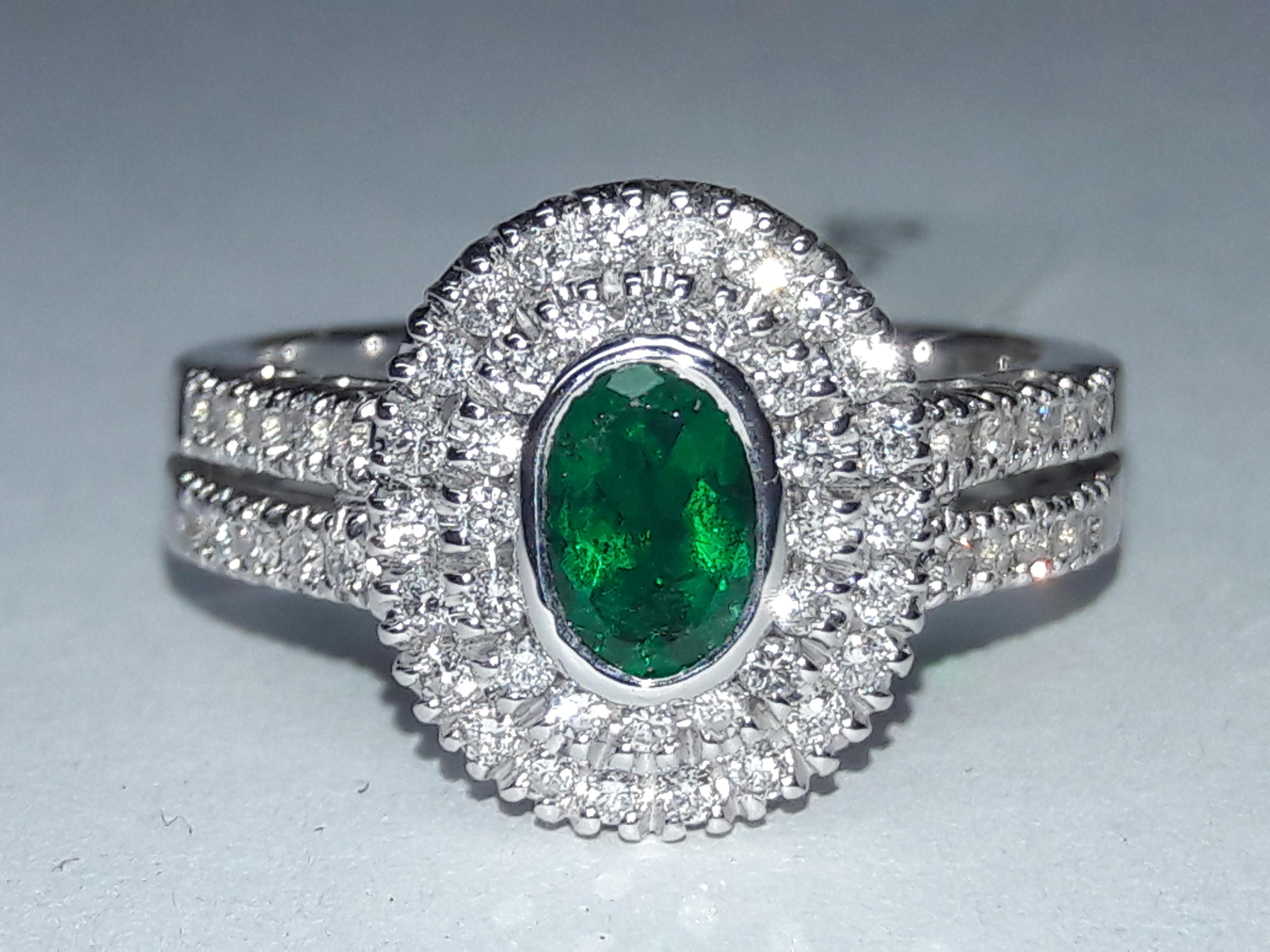 0.44 Carat Natural Oval Emerald 0.48 Carat White Diamonds 18 Karat Gold Ring For Sale 2