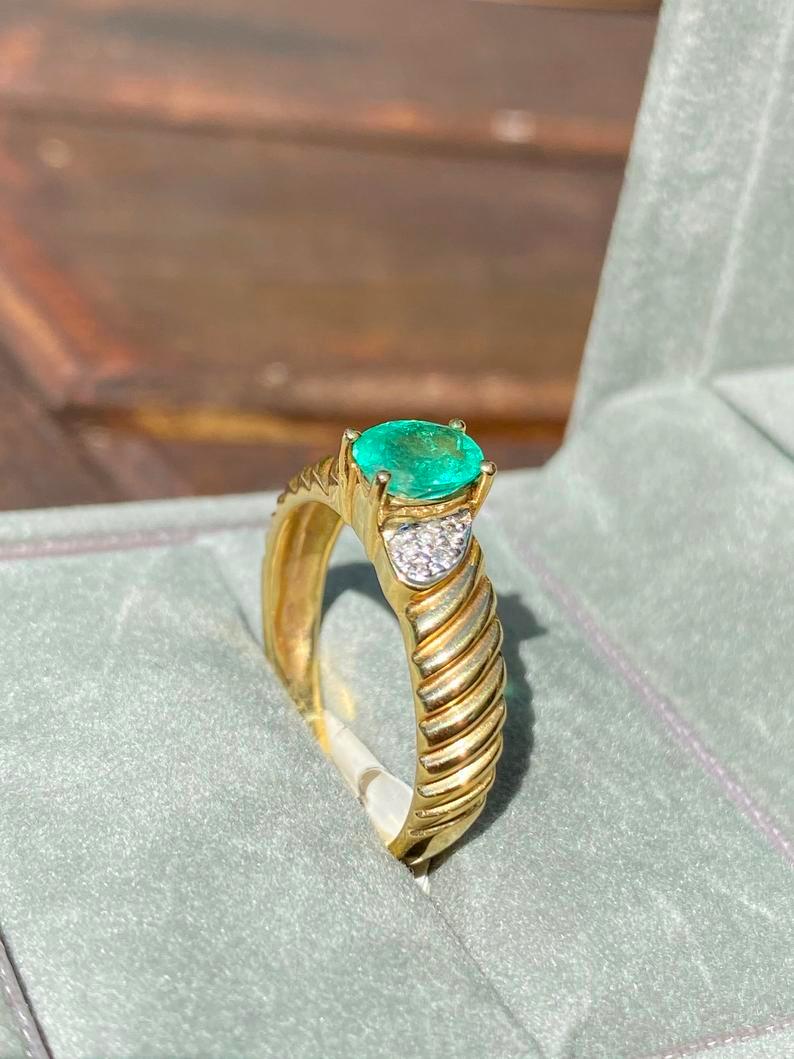 Retro 0.44 Carat Oval-Cut Colombian Emerald and Diamond 14 Karat Gold Engagement Ring