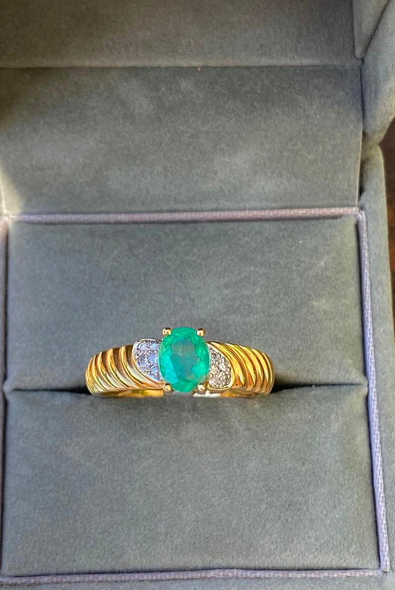 0.44 Carat Oval-Cut Colombian Emerald and Diamond 14 Karat Gold Engagement Ring In Excellent Condition In Miami, FL