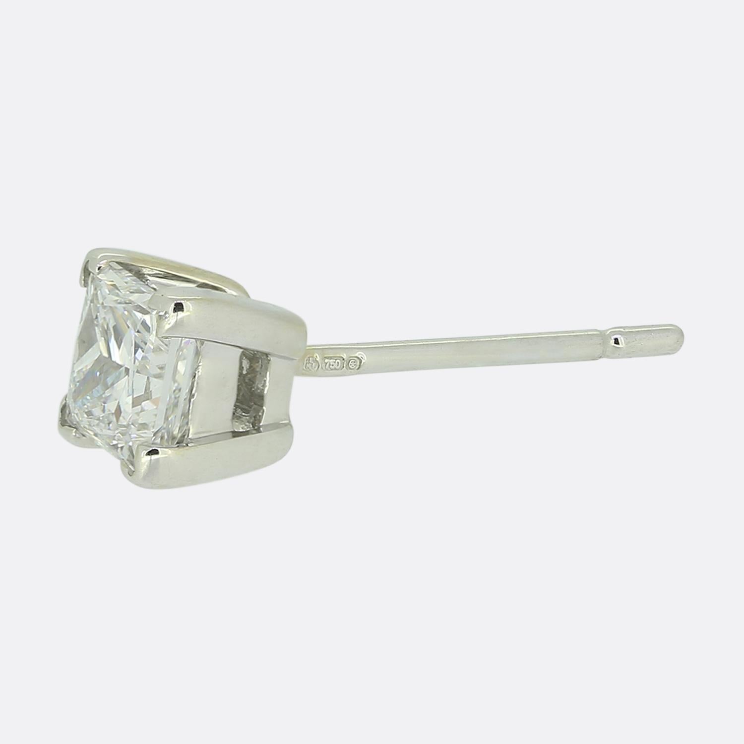 Whiting présente une boucle d'oreille en or blanc 18ct avec un diamant. Une monture à quatre griffes accueille un diamant de taille princesse de 0,44 carat, d'une couleur et d'une pureté uniformes très recherchées.

Condit : Utilisé (Très bon)
Poids