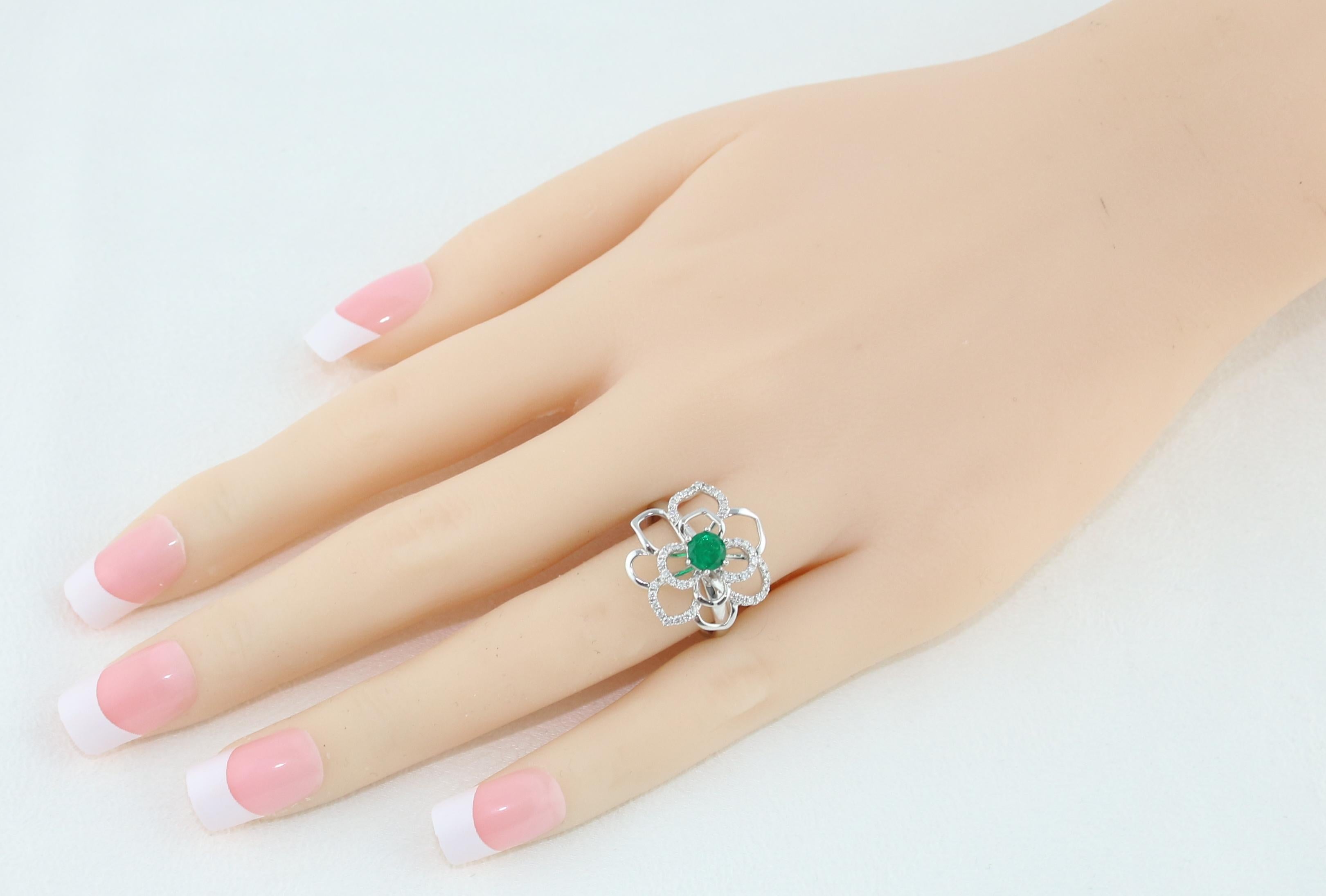 Contemporary 0.44 Carat Round Emerald Diamond Gold Flower Ring For Sale