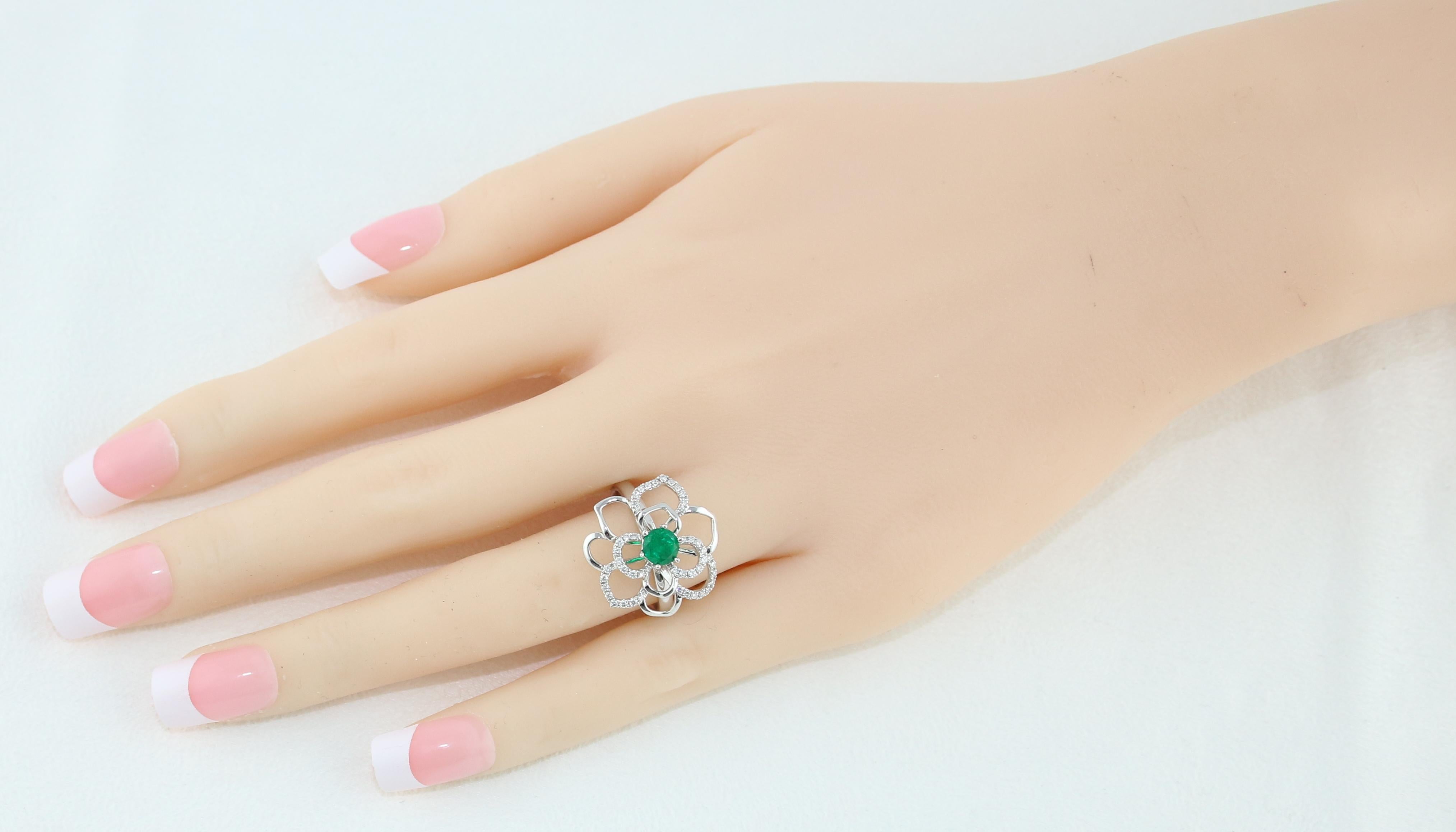 Round Cut 0.44 Carat Round Emerald Diamond Gold Flower Ring For Sale