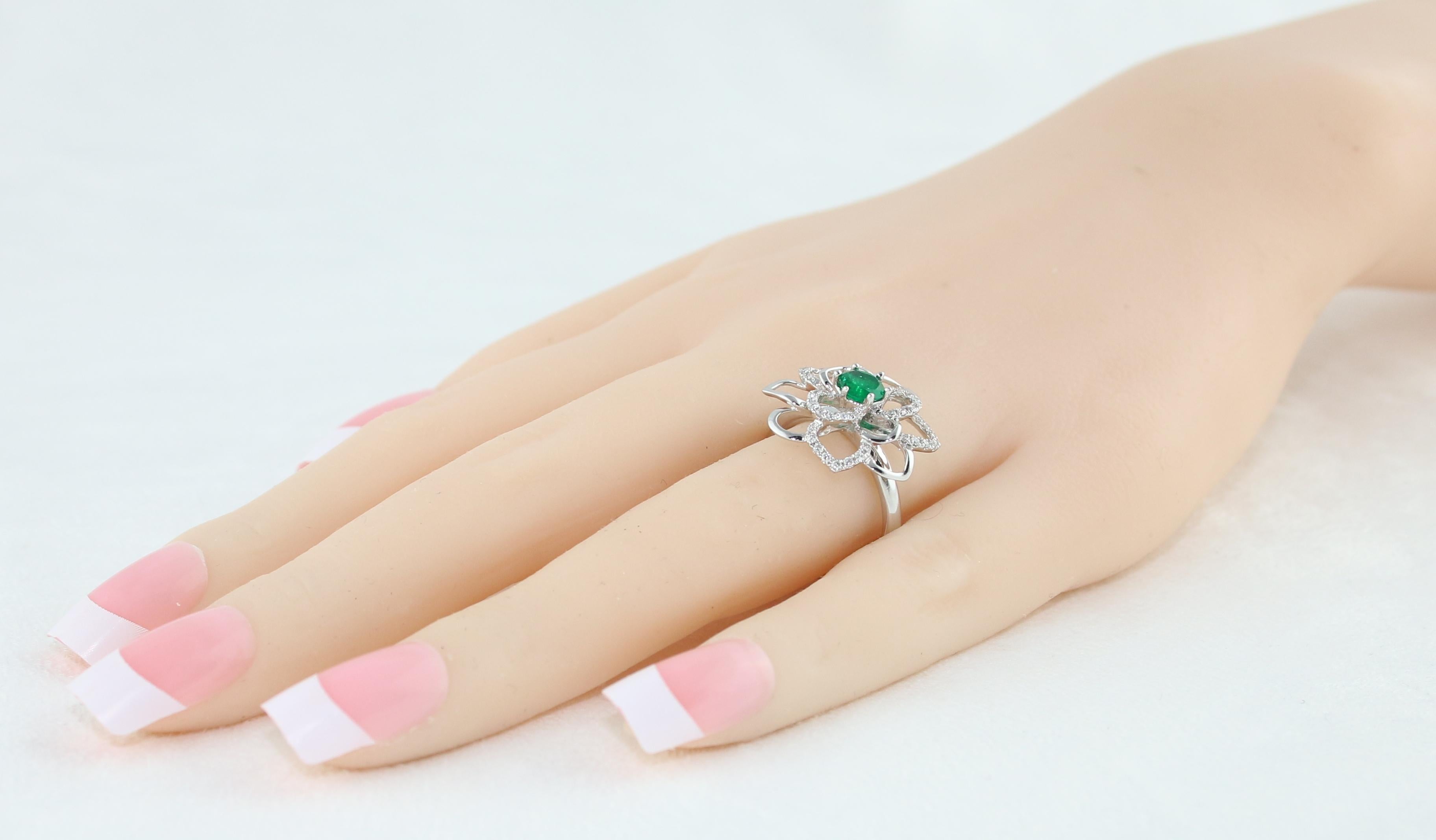 0.44 Carat Round Emerald Diamond Gold Flower Ring In New Condition For Sale In New York, NY
