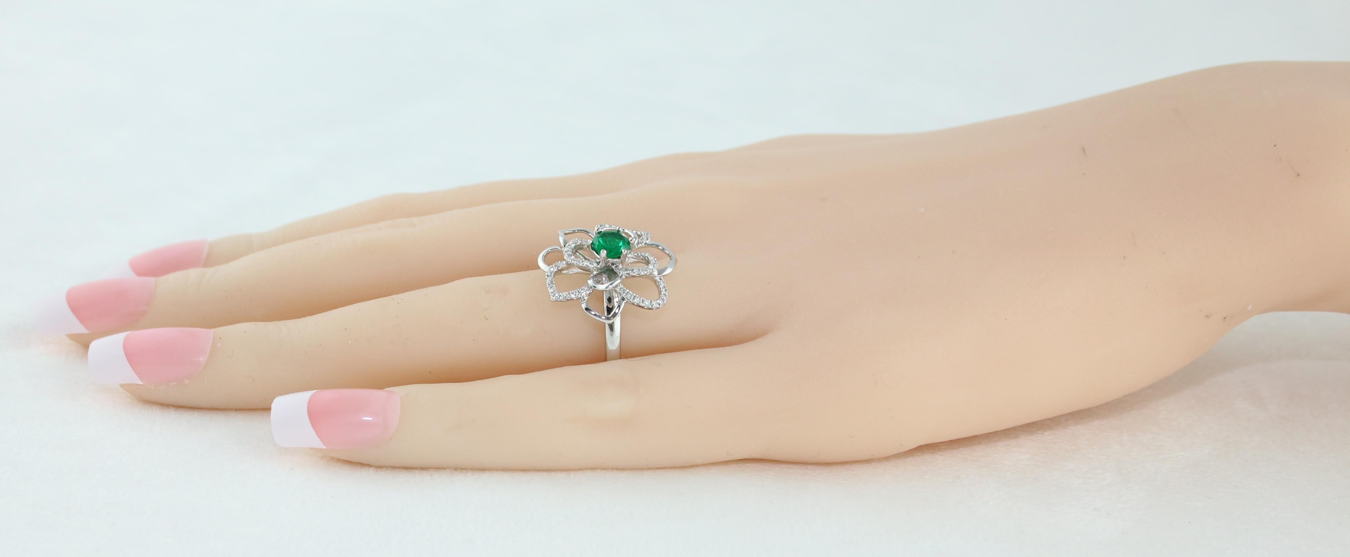 Women's 0.44 Carat Round Emerald Diamond Gold Flower Ring For Sale