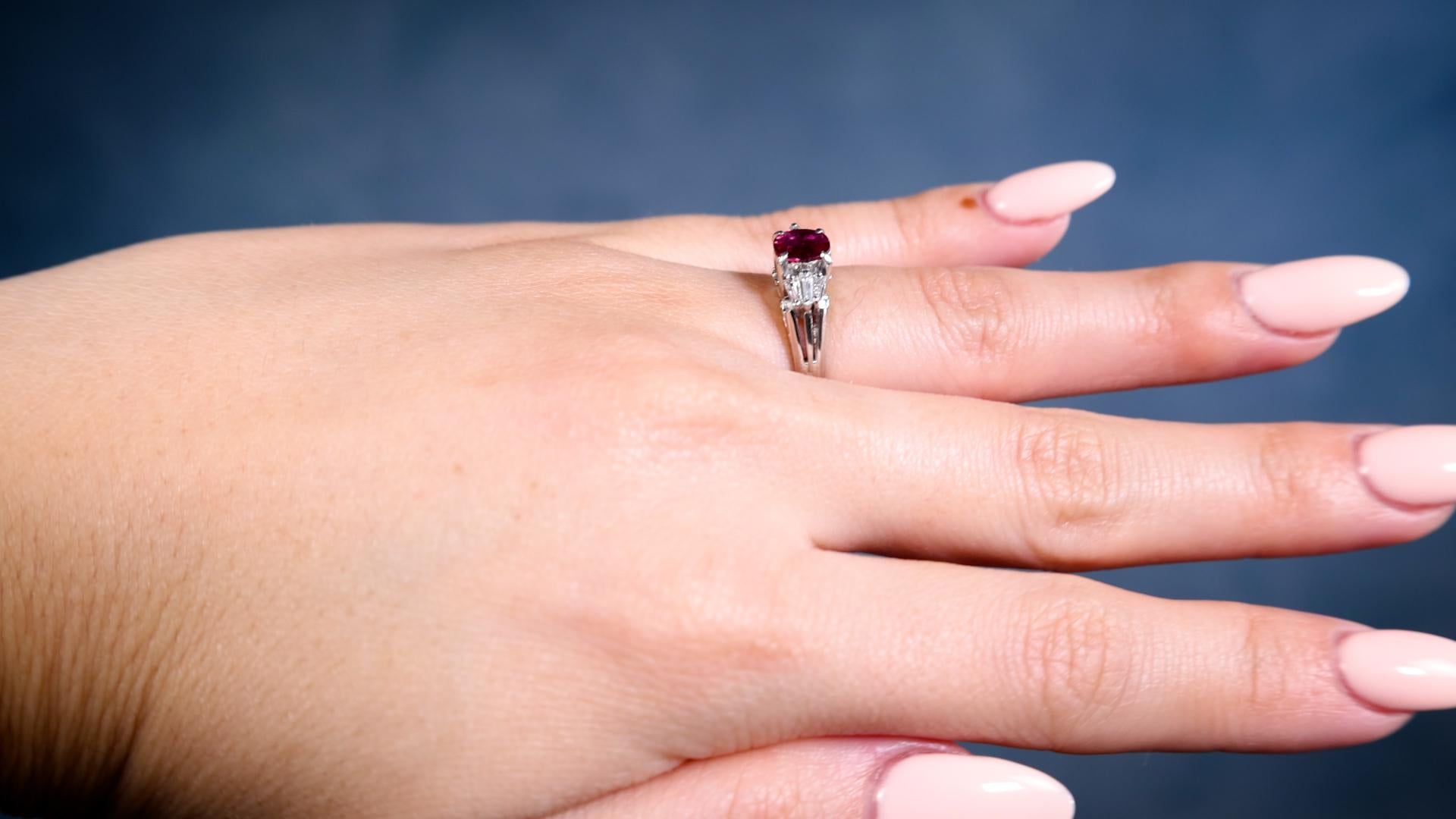 0.44 Carat Ruby Diamond Platinum Cluster Ring Excellent état - En vente à Beverly Hills, CA