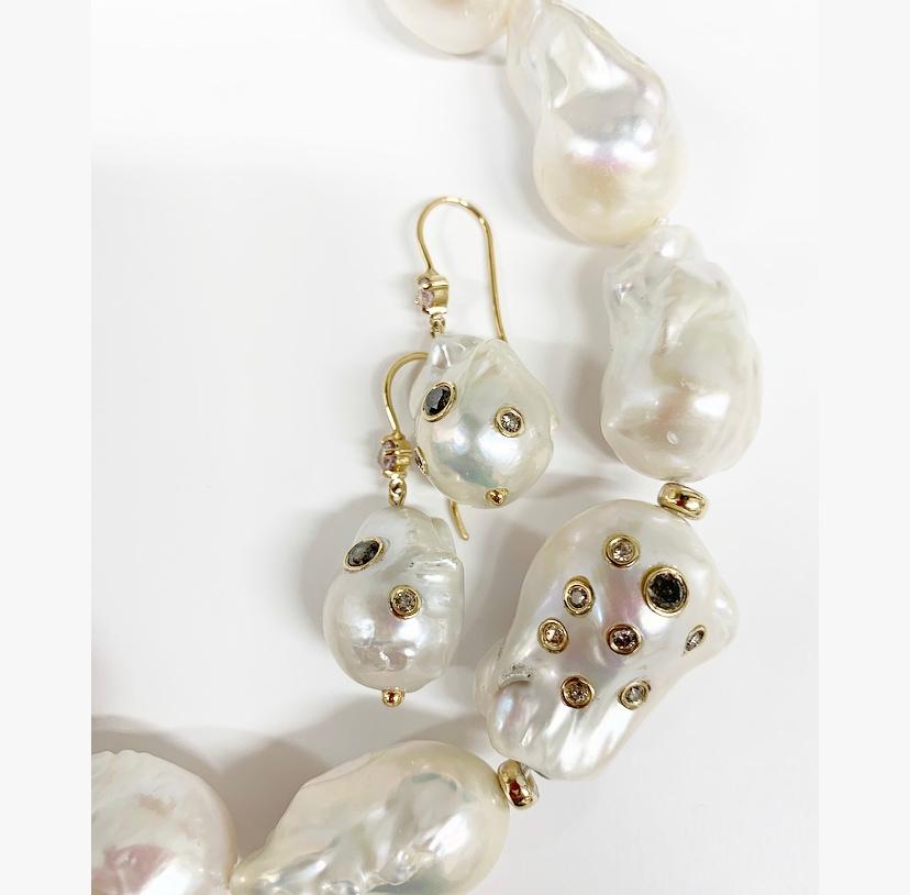 Contemporain Collier à larges rangs de perles baroques en diamants, sel et poivre de 0,44 carat en vente