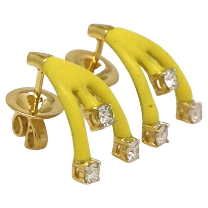 Taglio rotondo Orecchini con smalto a punta di freccia con diamante da 0,44 carati SI/HI Gioielli in oro giallo 18 carati in vendita