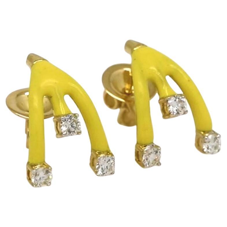 Orecchini con smalto a punta di freccia con diamante da 0,44 carati SI/HI Gioielli in oro giallo 18 carati In condizioni Nuovo in vendita a Diera, Dubai