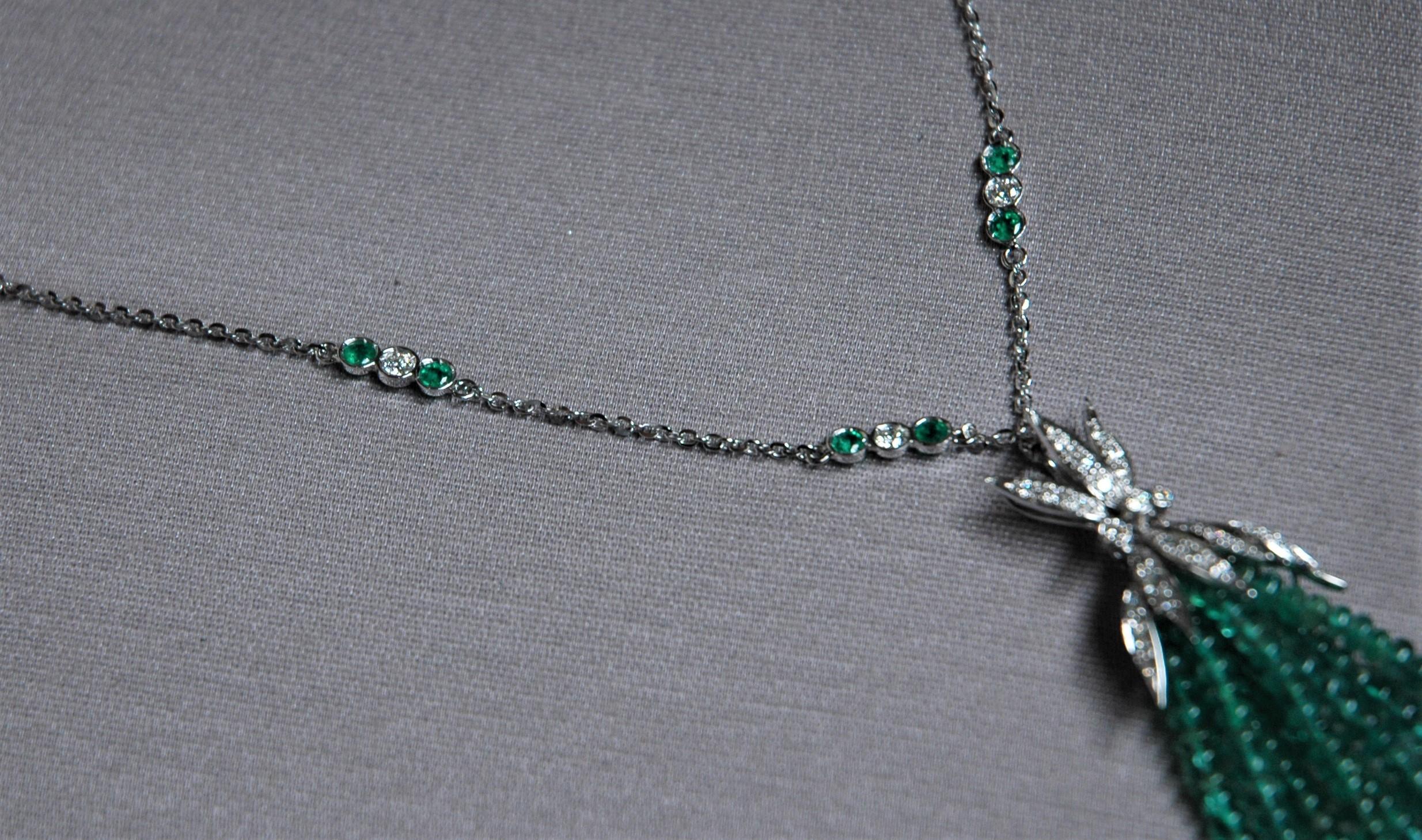 0.44+0.35 Carats Diamonds 1.10 Carats Emeralds White Gold Pendant Necklace In New Condition For Sale In BARI, IT