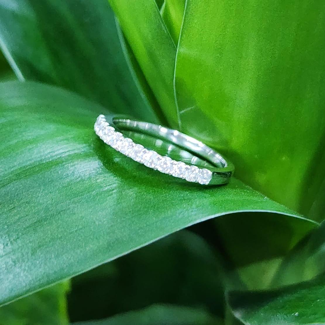 0,44 Karat Diamant-Hochzeitsring aus 18 Karat Weißgold im Angebot 2