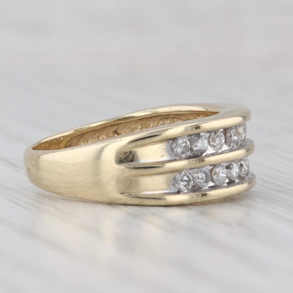 Informations sur les pierres précieuses :
- Diamants naturels -
Total des carats - 0.44ctw
Taille - Brilliante ronde
Couleur - F - G
Clarté - I2- I3
Veuillez noter qu'il y a des inclusions en surface.

Métal : Or jaune 14k
Poids : 4 grammes 
Timbres