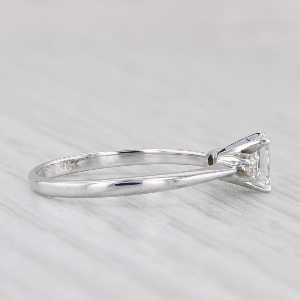 Informations sur les pierres précieuses :
- Diamant naturel -
Carats - 0.36ct 
Taille - Émeraude
Couleur - F - G
Clarté - VS2

- Diamants naturels -
Total des carats - 0.08ctw
Taille - Brilliante ronde
Couleur - G - H
Clarté - SI1 - SI2

Métal : Or