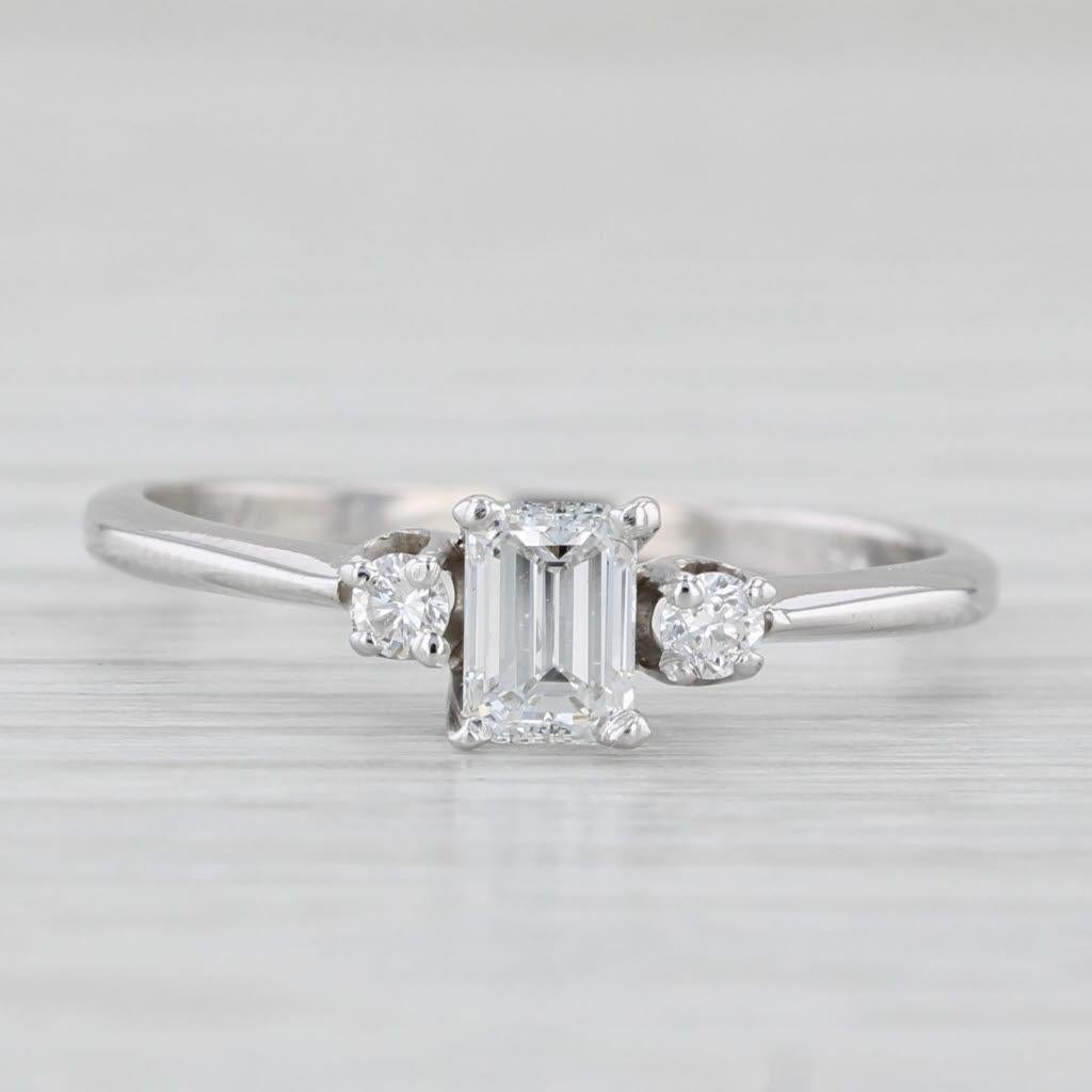 Taille émeraude Bague de fiançailles en or blanc 14 carats avec diamant taille émeraude 0,44 carat, taille 6,5 en vente